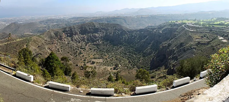 Panorama vom Mirador Pico de Bandama: die kreisrunde Caldera de Bandama, dahinter Tafira, Las Palmas und das Meer