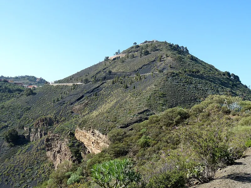 Der grüne Schlackenkegel Pico de Bandama auf Gran Canaria, davor der bewachsene Kraterrand der Caldera