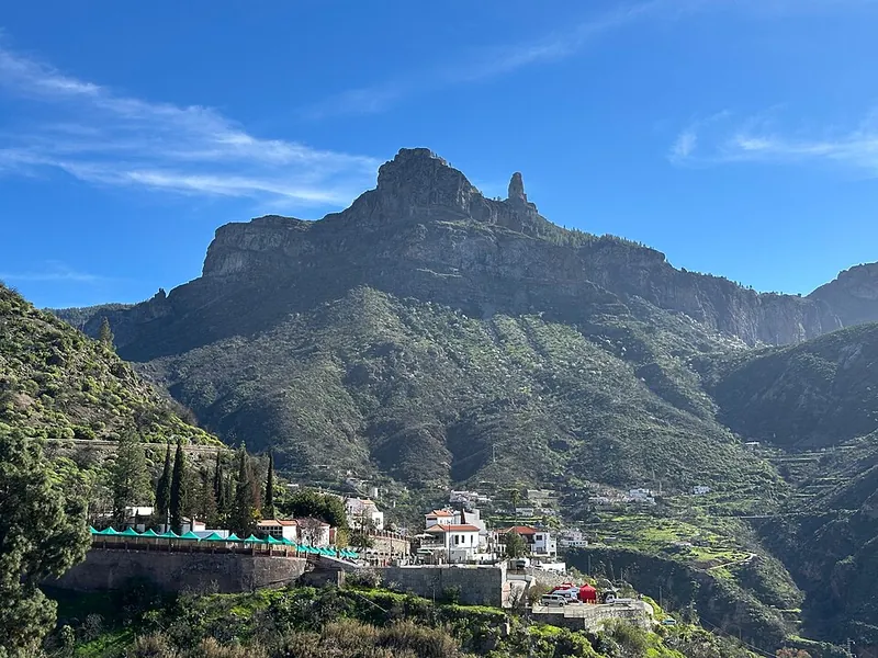 Der Basaltmonolith Roque Nublo über dem Dorf Tejeda in der Inselmitte von Gran Canaria