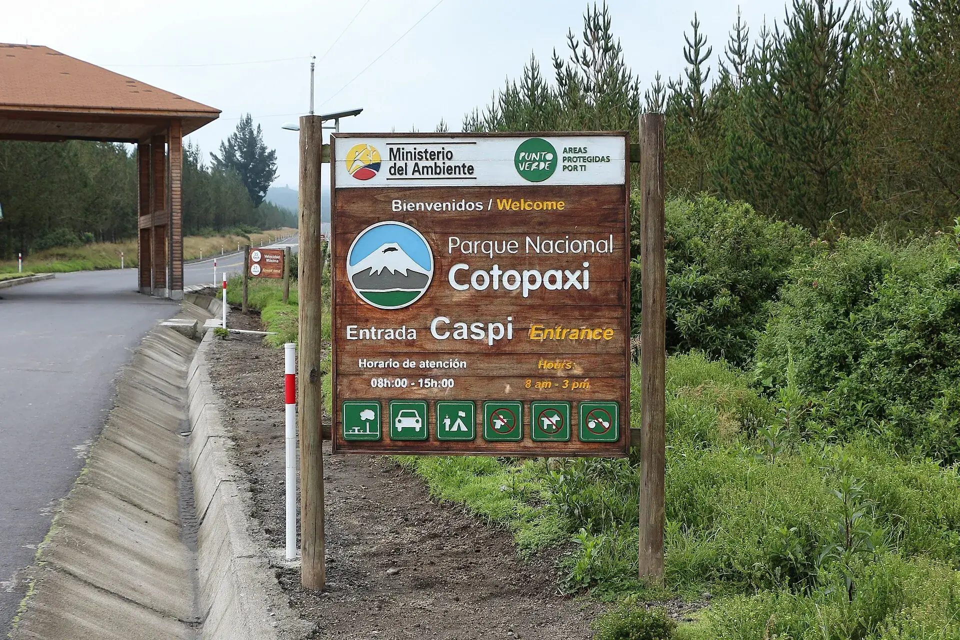 Das Eingangsschild des Parque Nacional Cotopaxi am Kontrollposten Caspi neben der Zufahrtsstraße