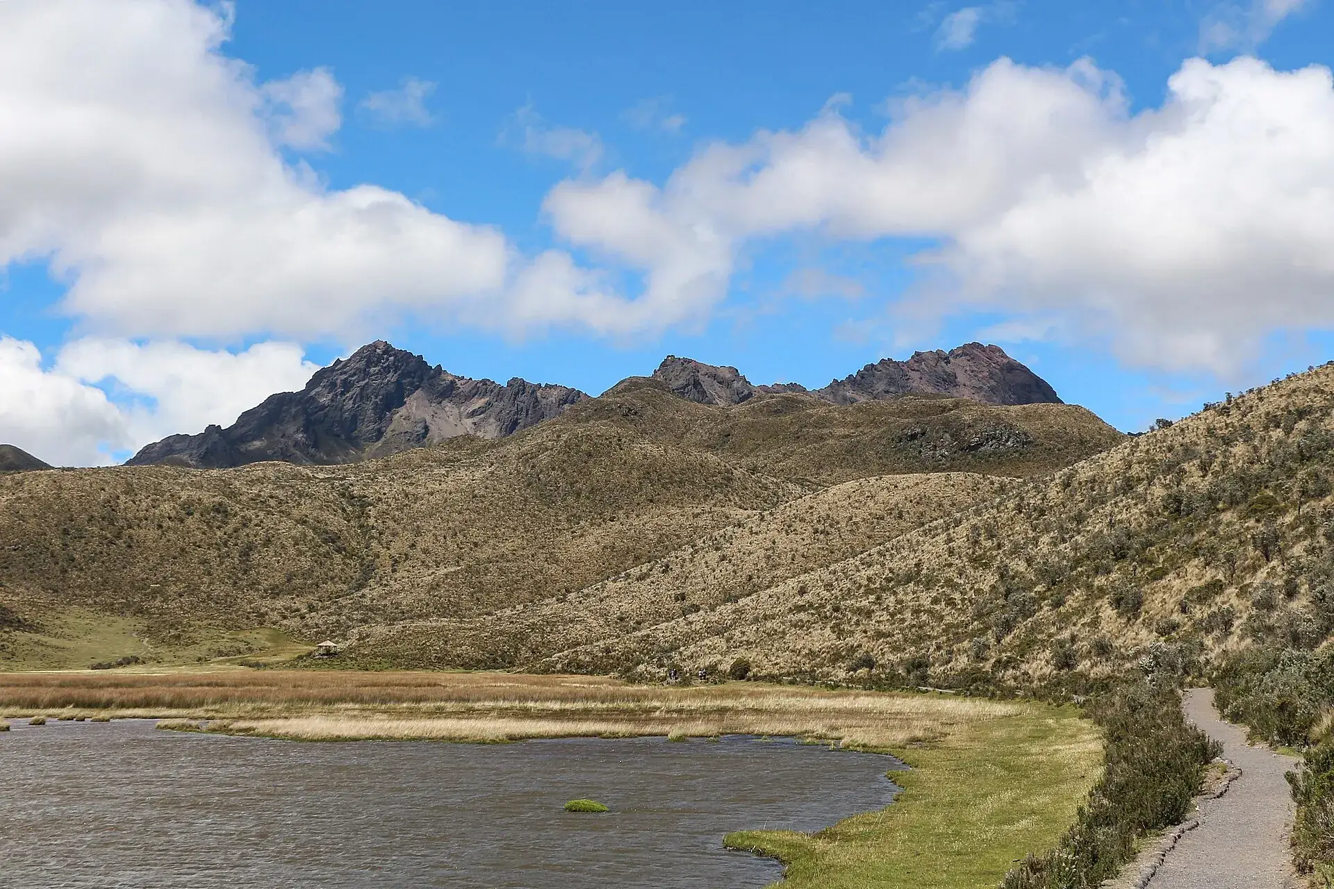 Die Laguna de Limpiopungo im Cotopaxi-Nationalpark mit einem Uferweg, dahinter der zerklüftete Rumiñahui