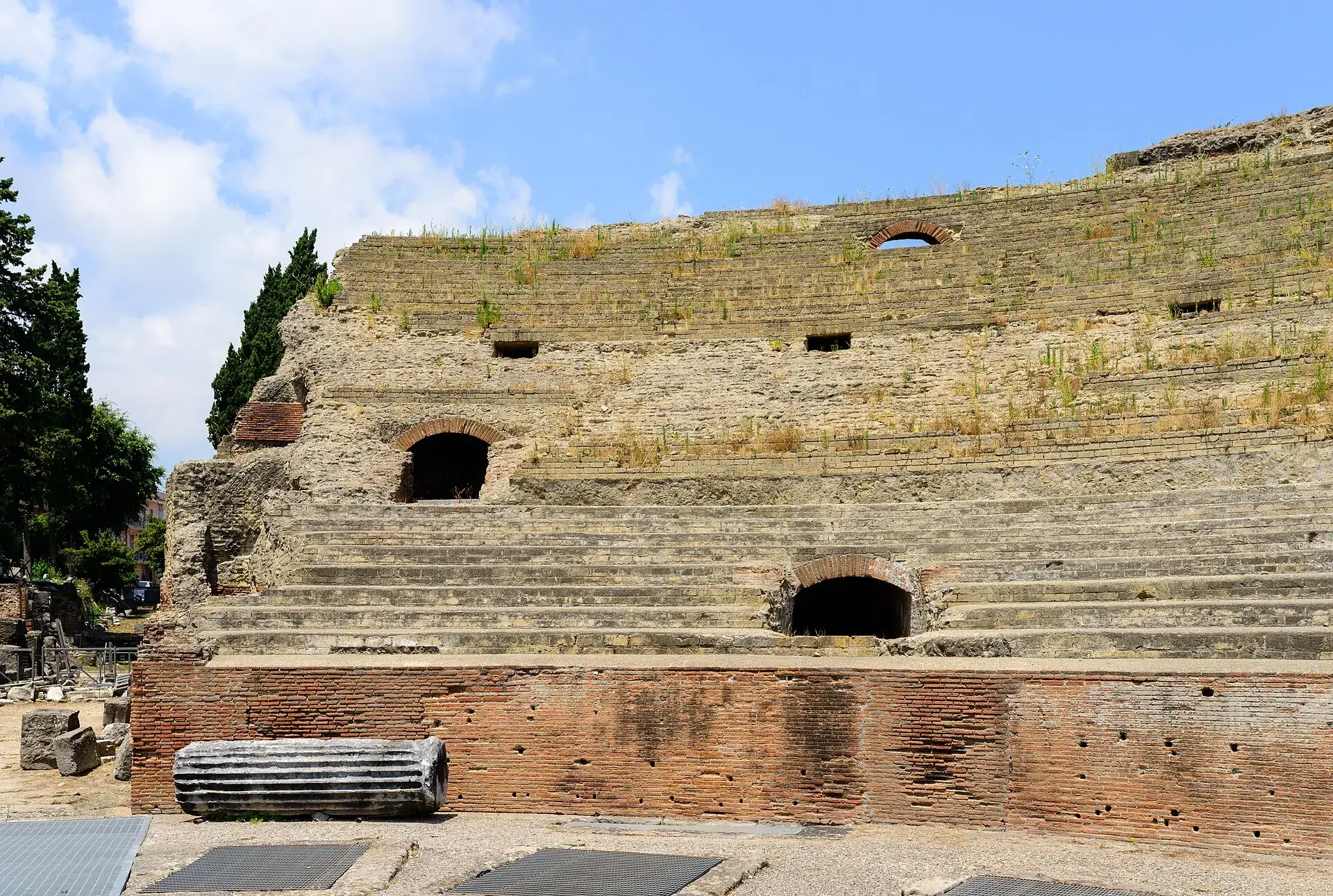 Die Ränge und Bogen des Anfiteatro Flavio in Pozzuoli unter blauem Himmel