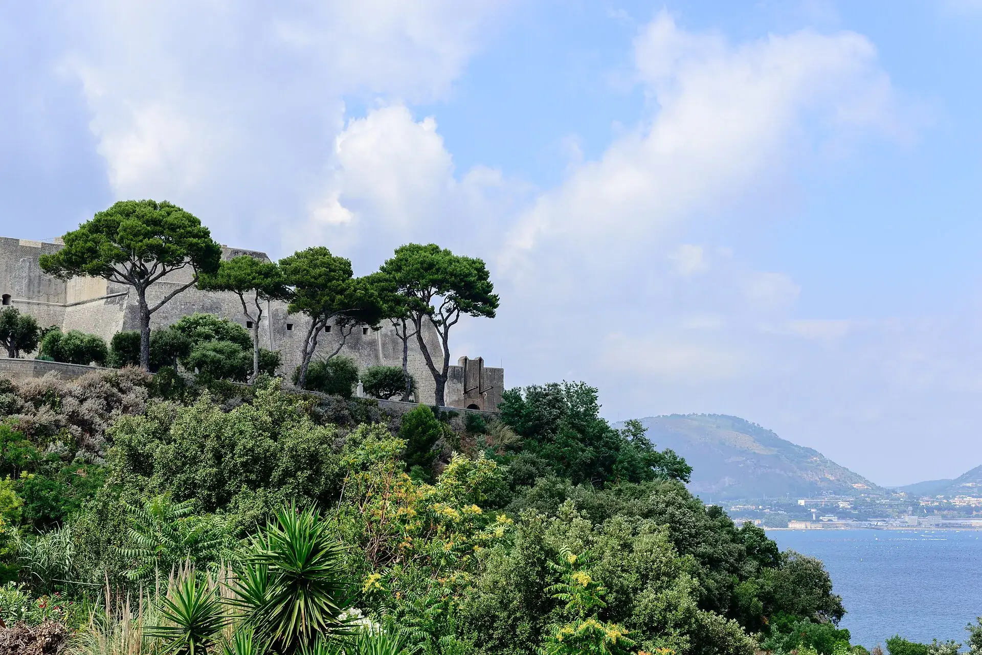 Das Castello di Baia auf seinem Felsen über dem Golf von Pozzuoli, im Hintergrund die Küste