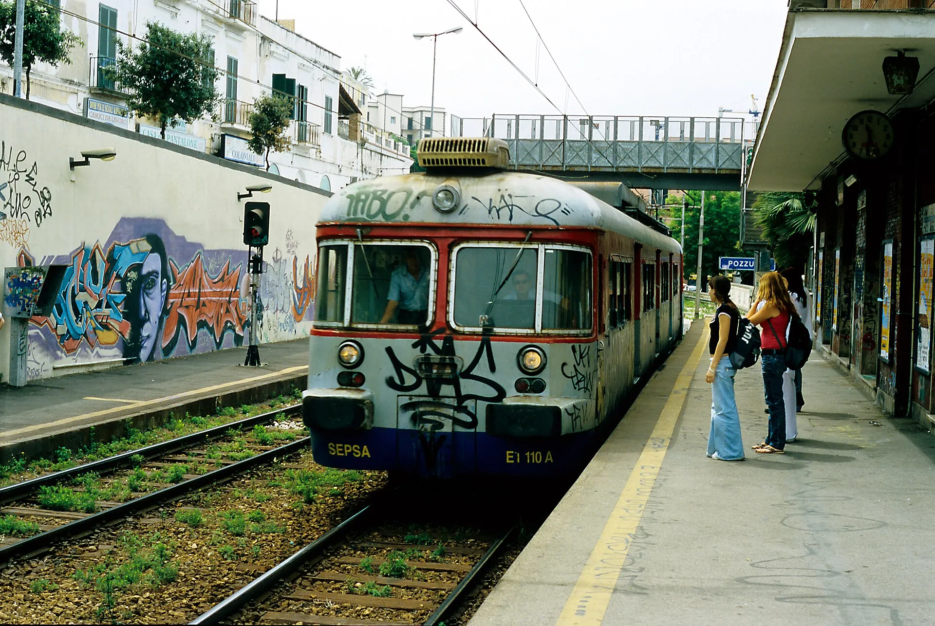 Ein Zug der Cumana am Bahnhof Pozzuoli, Fahrgäste warten auf dem Bahnsteig