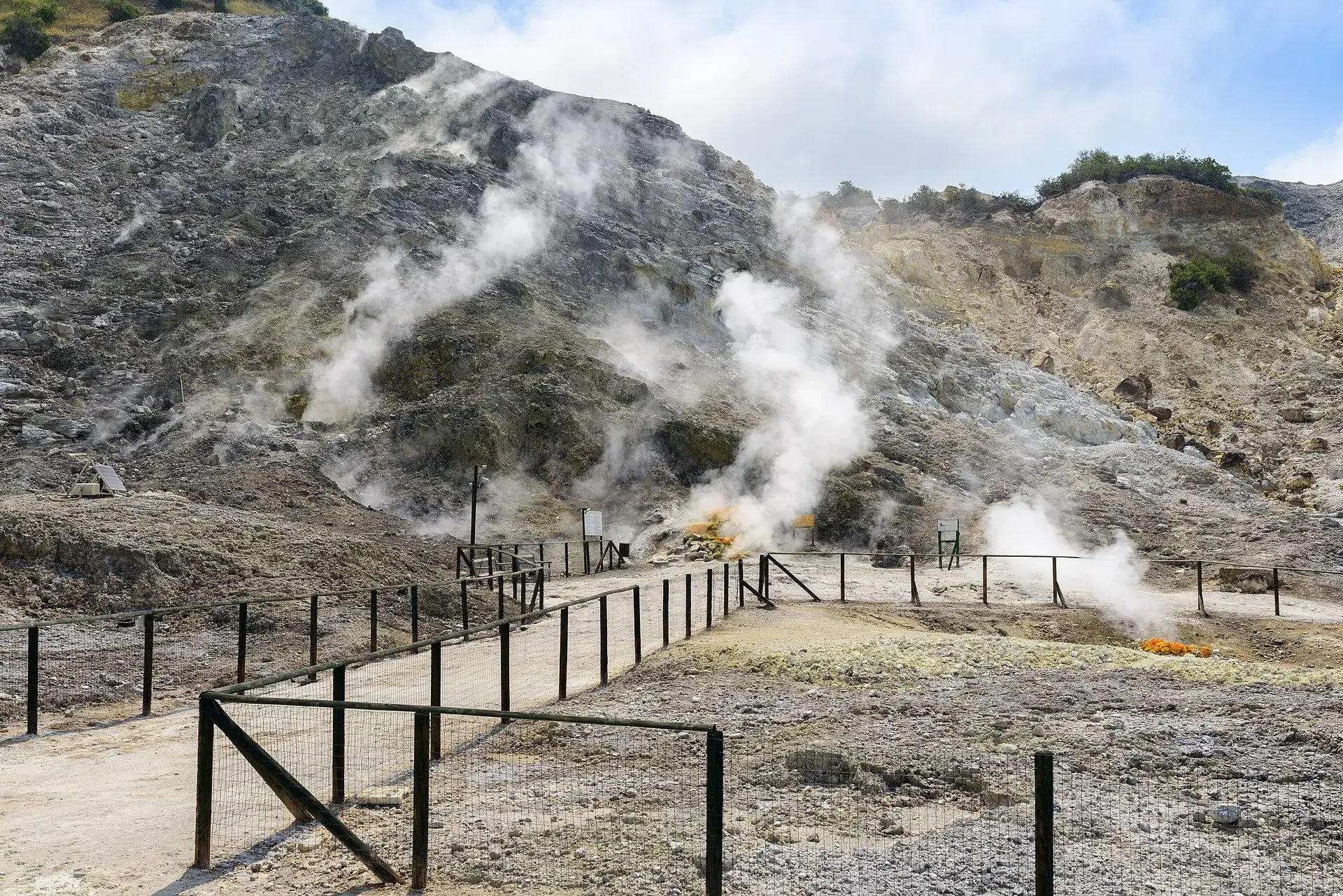 Dampfende Fumarolen im Solfatara-Krater bei Pozzuoli hinter Holzzäunen, Aufnahme aus dem Jahr 2013 vor der Schließung