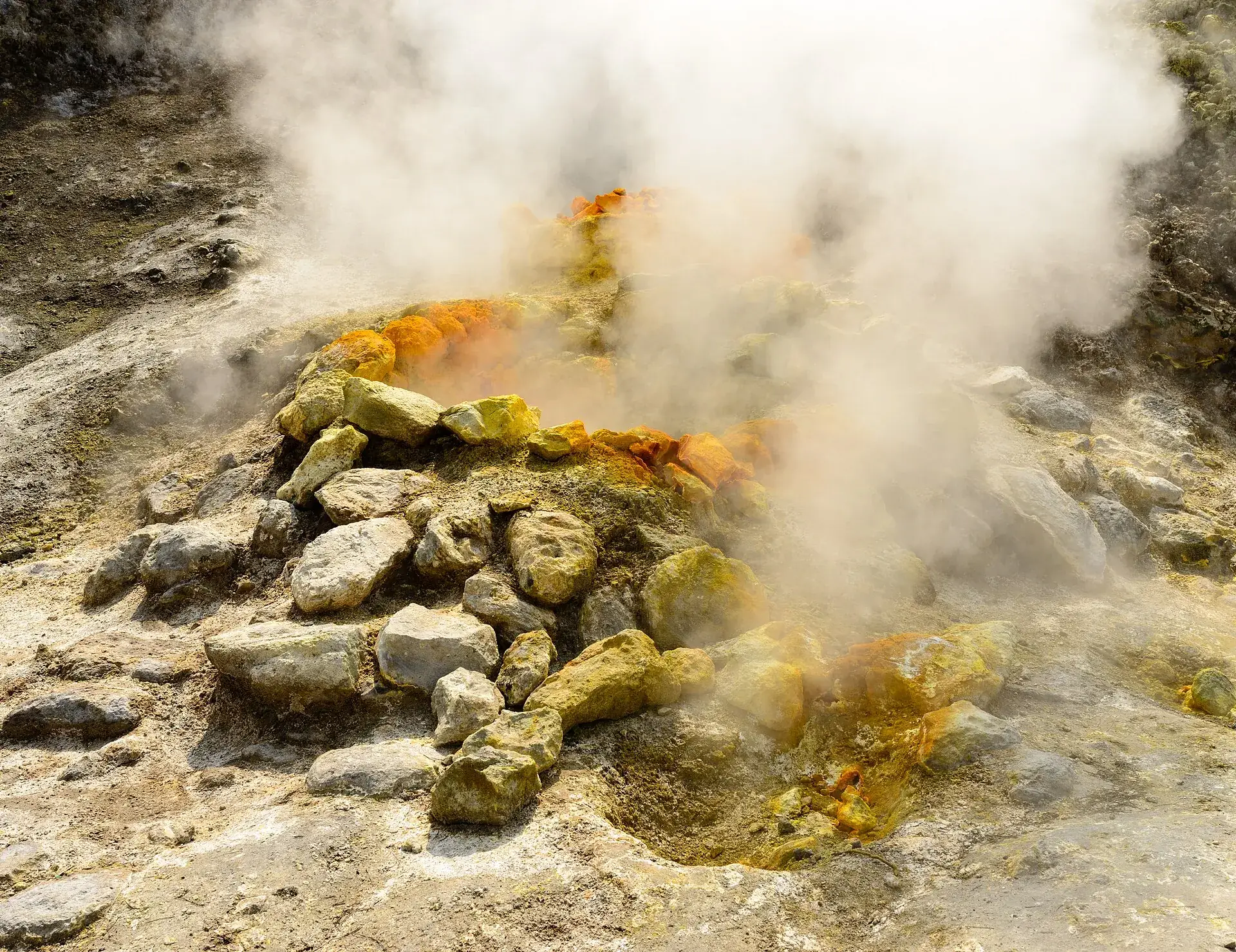 Gelbe Schwefelablagerungen an einer dampfenden Fumarole im Solfatara-Krater bei Pozzuoli