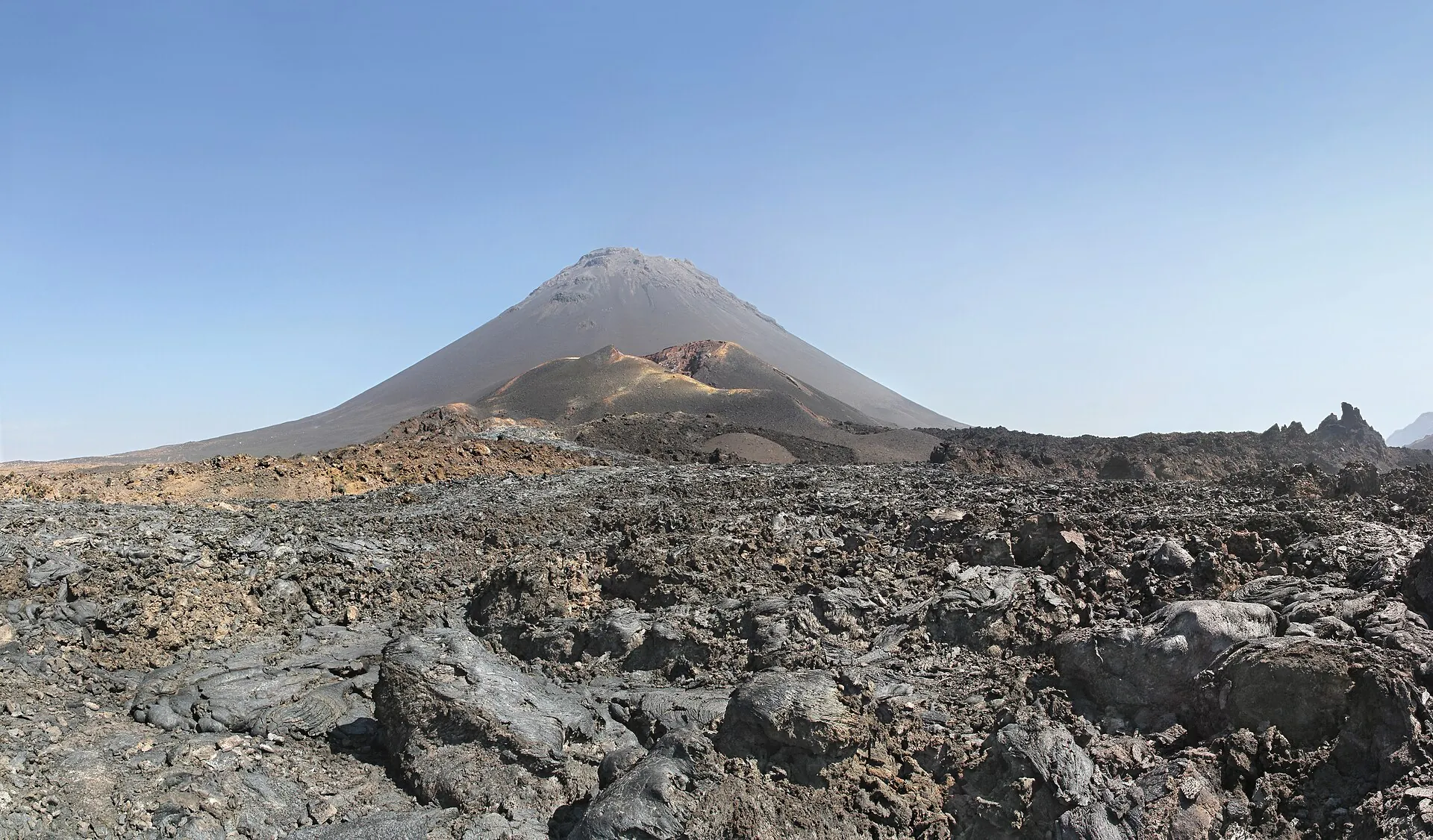 Der Kegel des Pico do Fogo über dem Lavafeld, davor der rotbraune Nebenkegel Pico Pequeno von 1995