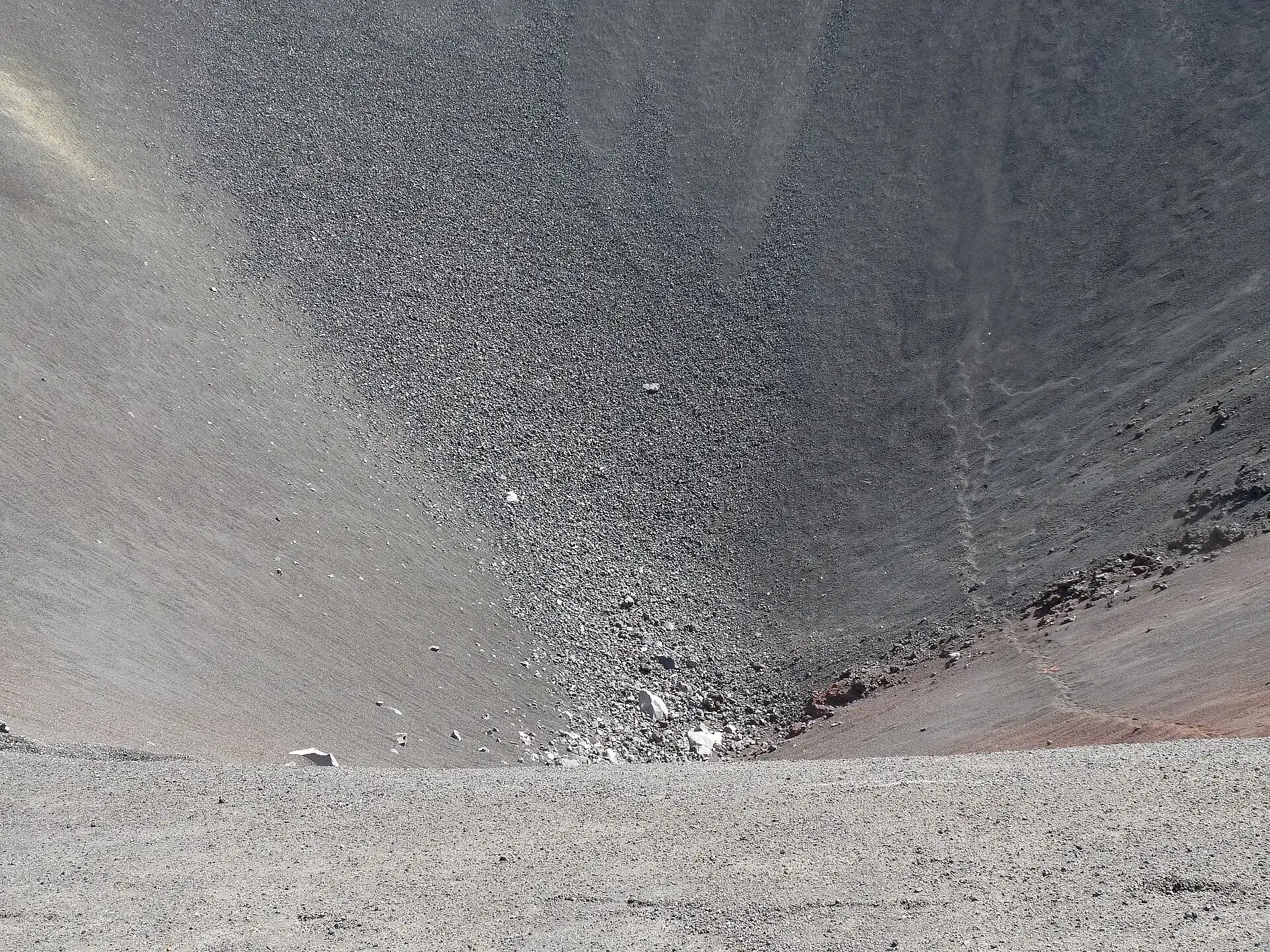 Blick in den Krater des Pico Pequeno auf Fogo: graue Aschehänge, eine schmale Spur führt am Kraterrand entlang