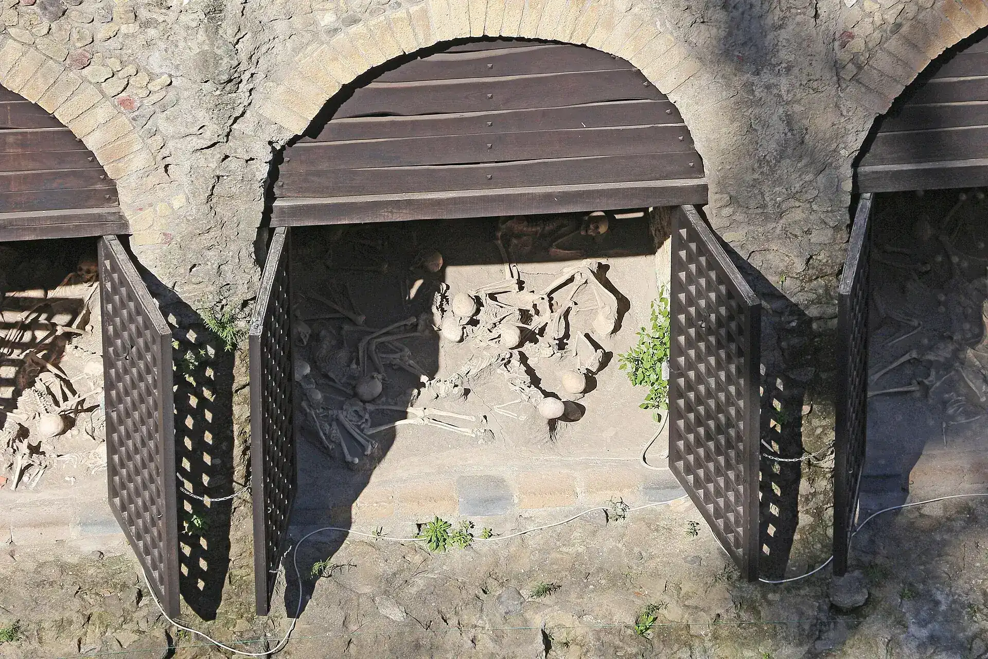The boathouses on the ancient beach of Herculaneum: masonry arches in the tuff wall
