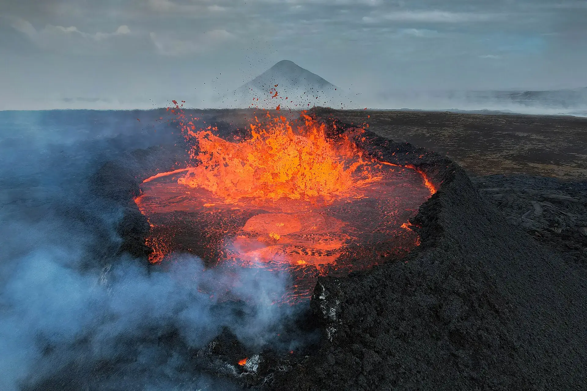 Der Ausbruch am Litli-Hrútur auf der Halbinsel Reykjanes im Juli 2023: ein Krater voll glühender Lava