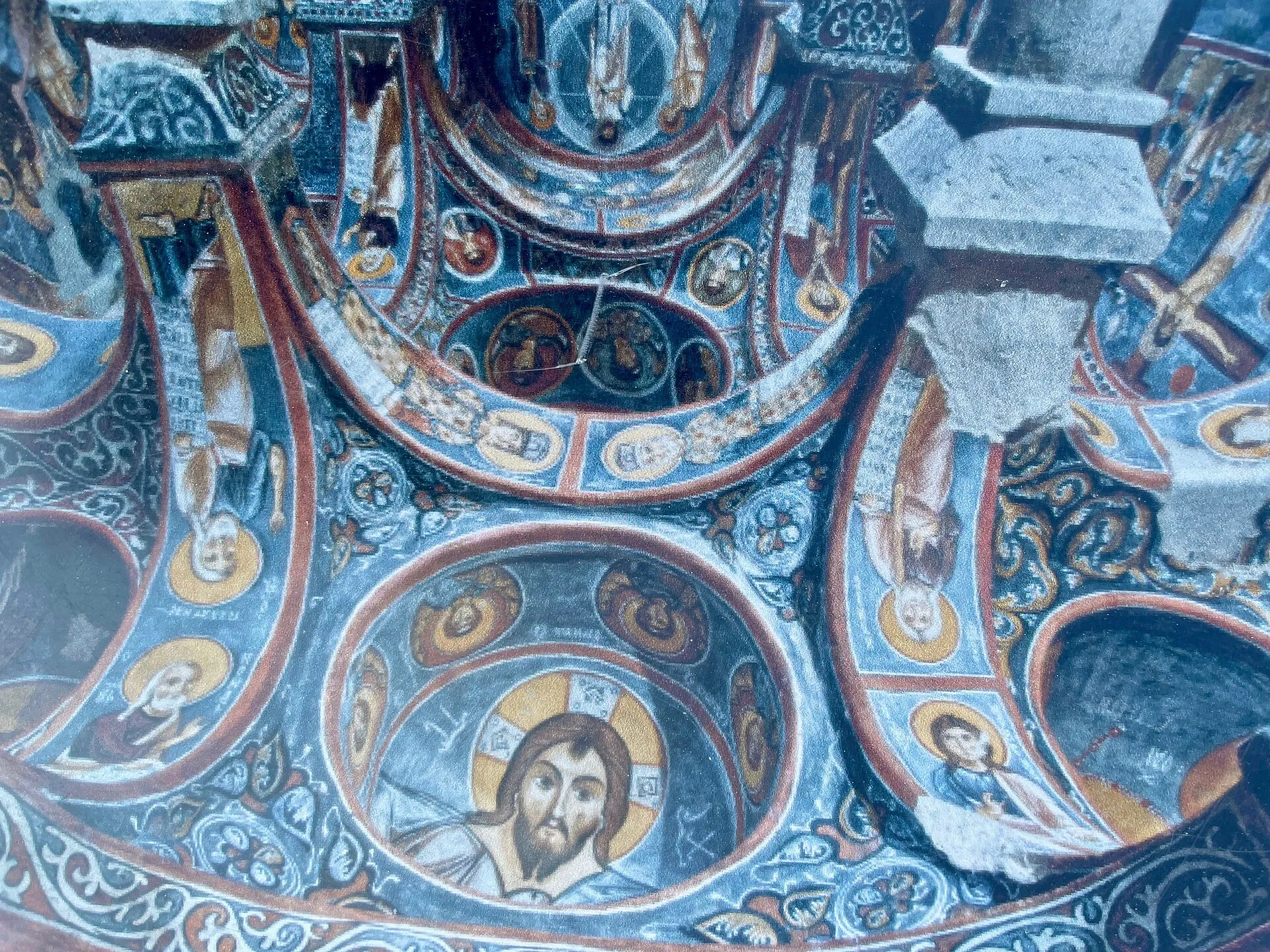 Das Gewölbe der Dunklen Kirche in Göreme: byzantinische Fresken auf tiefblauem Grund mit Christus Pantokrator in der Kuppel, umgeben von Heiligen und Ornamentbändern
