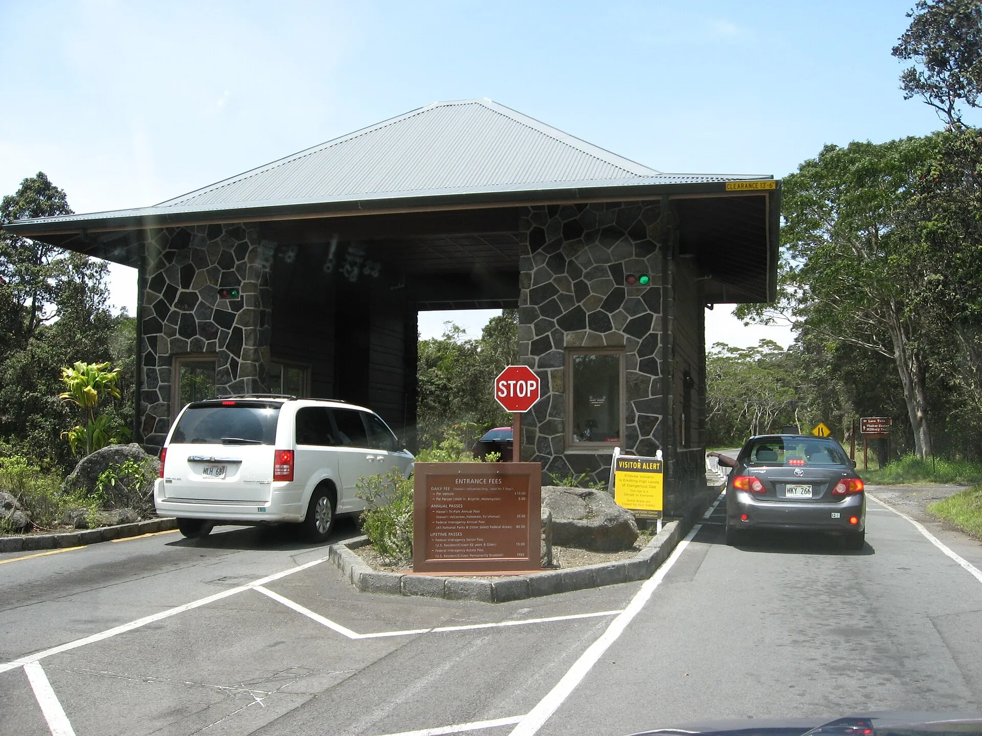 Die Einfahrtsstation des Hawaiʻi Volcanoes National Park am Highway 11, ein Auto wartet am Kassenhäuschen