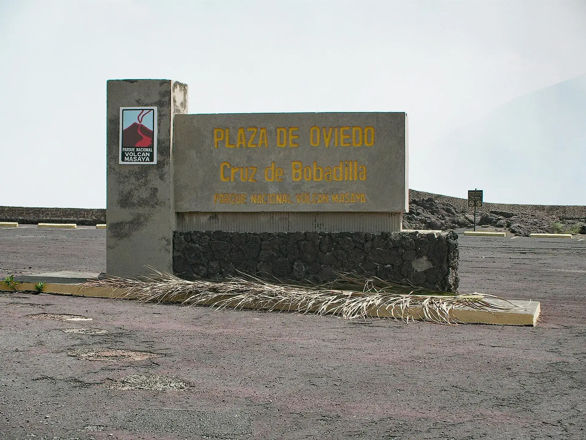 Steinernes Hinweisschild „Plaza de Oviedo – Cruz de Bobadilla“ am Parkplatz des Nationalparks Vulkan Masaya