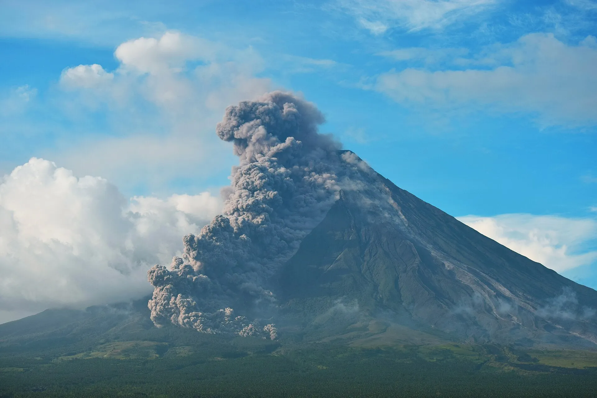 Aschewolke über dem Mayon, im Vordergrund die Barockkirche von Daraga mit ihrer verwitterten Fassade