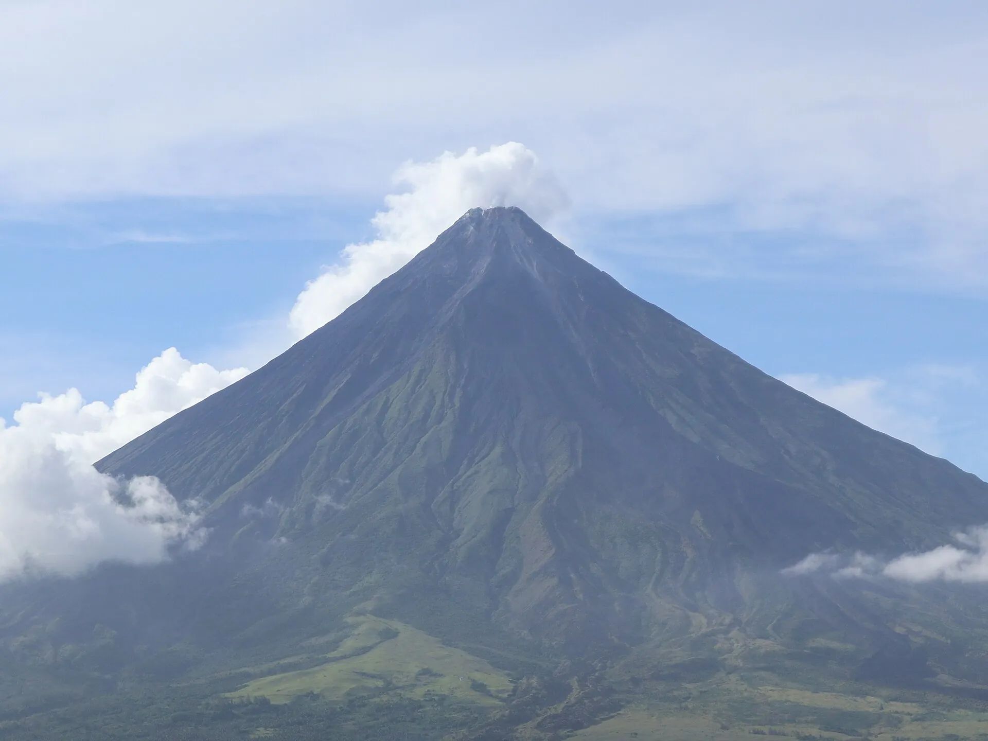 Der fast symmetrische Kegel des Mayon vom Ligñon Hill in Legazpi aus, die Spitze frei von Wolken