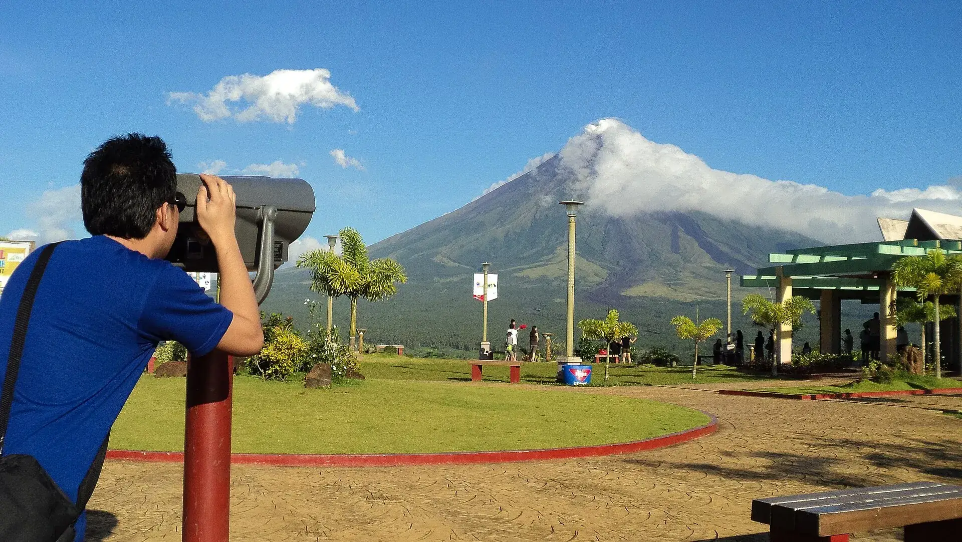 Blick vom Ligñon Hill Nature Park in Legazpi über Wege und Aussichtsdecks auf die Stadt und den Albay-Golf