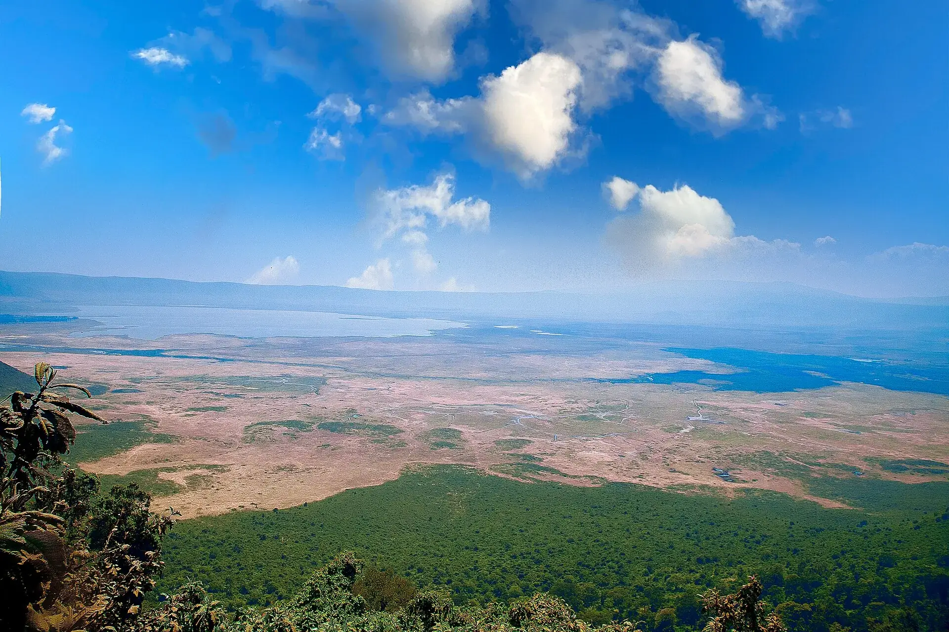 Blick vom Kraterrand des Ngorongoro über den Kraterboden mit dem hellen Magadi-See, 610 Meter tiefer