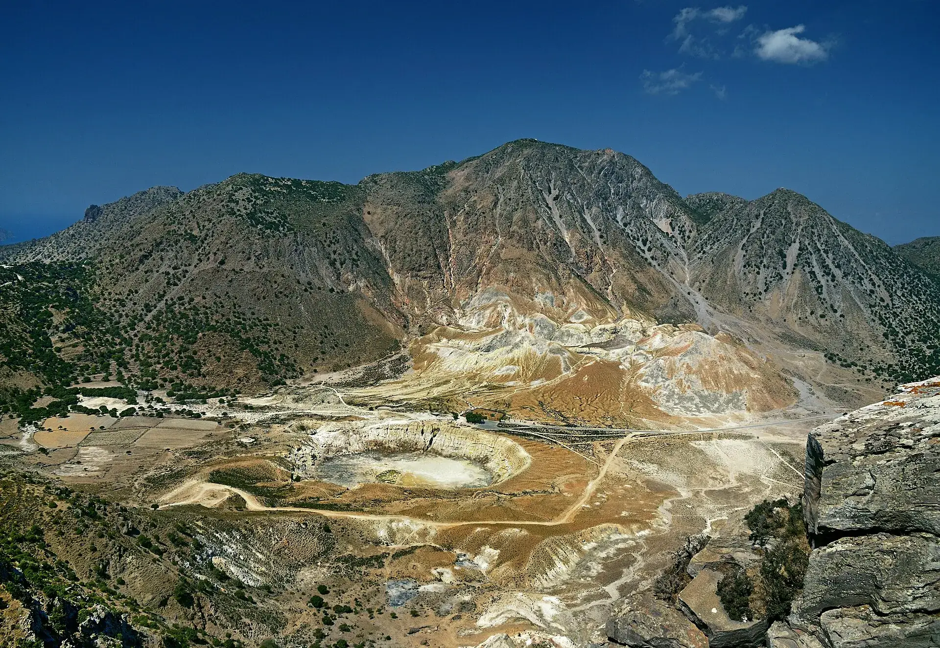 Blick vom Dorf Nikia in die Caldera von Nisyros mit dem hellen Stefanos-Krater in der Mitte