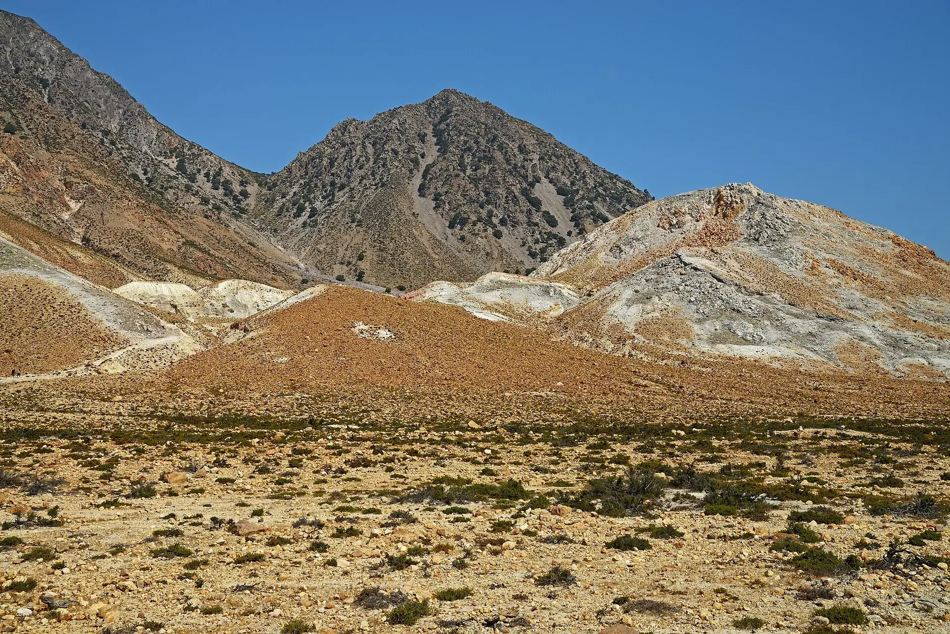 Blick vom Stefanos-Krater auf die kleineren Krater Alexandros und Polyvotis in der Caldera von Nisyros