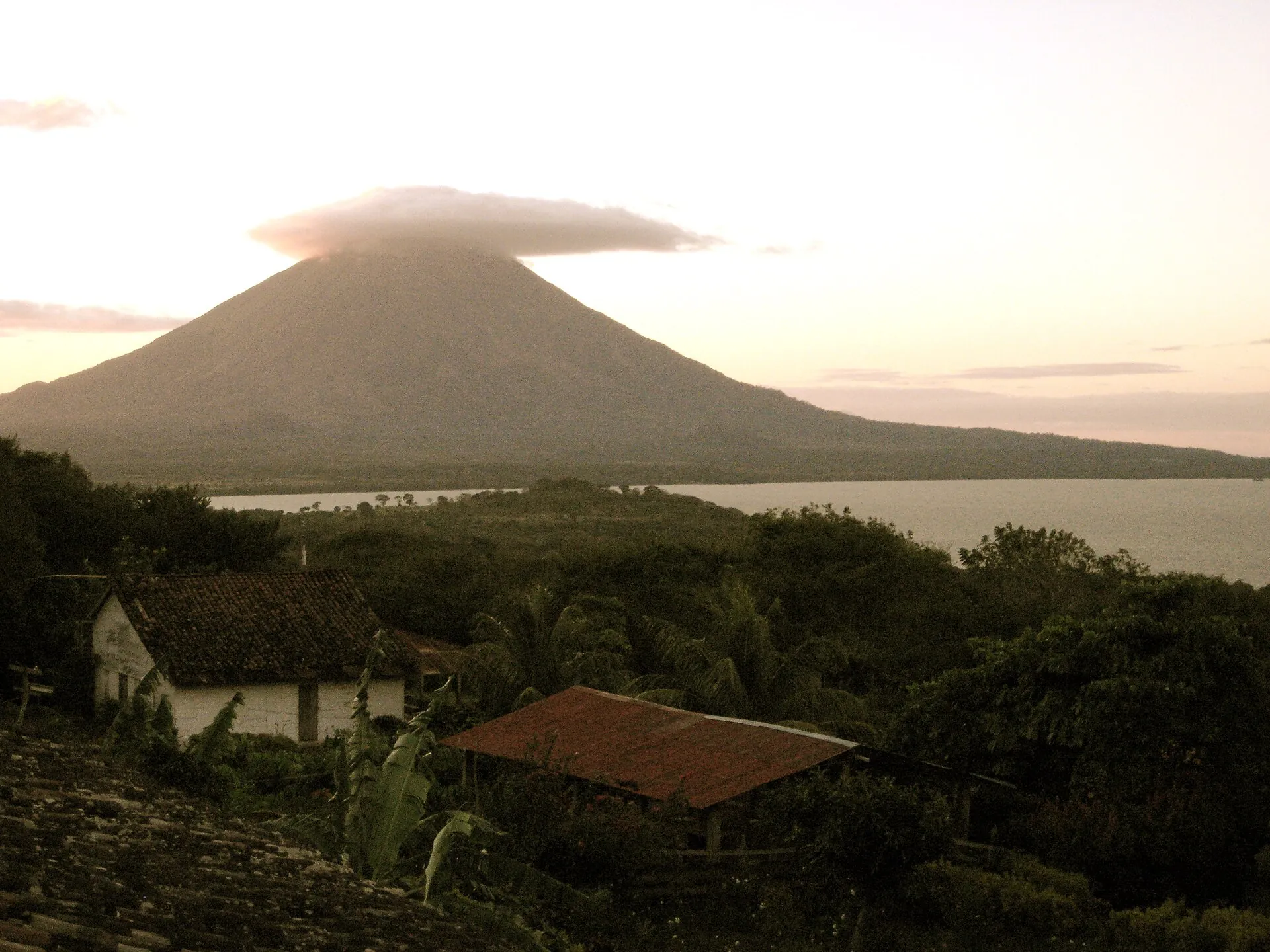 Abendlicht über der Finca Magdalena bei Altagracia auf Ometepe, dahinter der Concepción mit einer Wolke über dem Gipfel