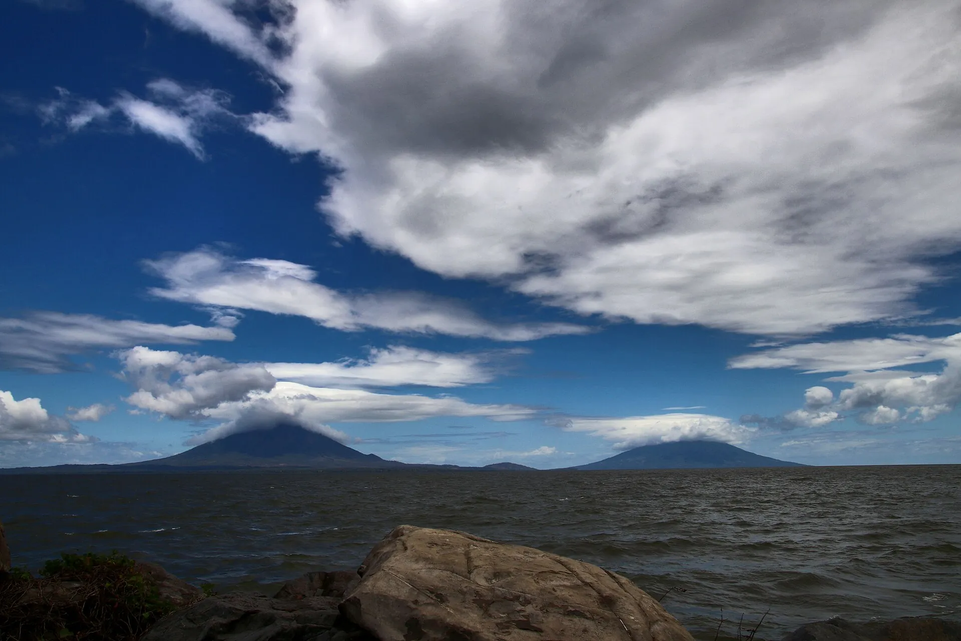 Die beiden Vulkane der Insel Ometepe – Concepción und Maderas – über dem Nicaraguasee, gesehen vom Hafen San Jorge