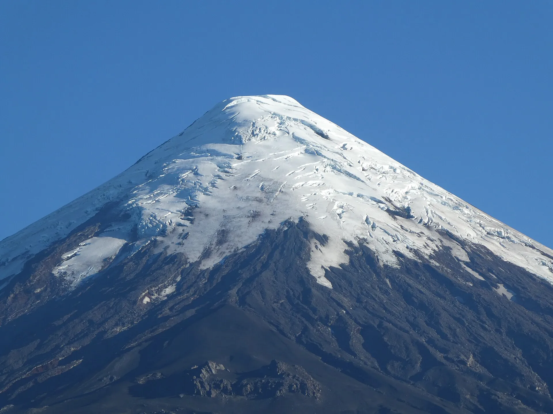 The summit of Osorno up close: glacier ice, crevasses and dark lava ribs under the snow