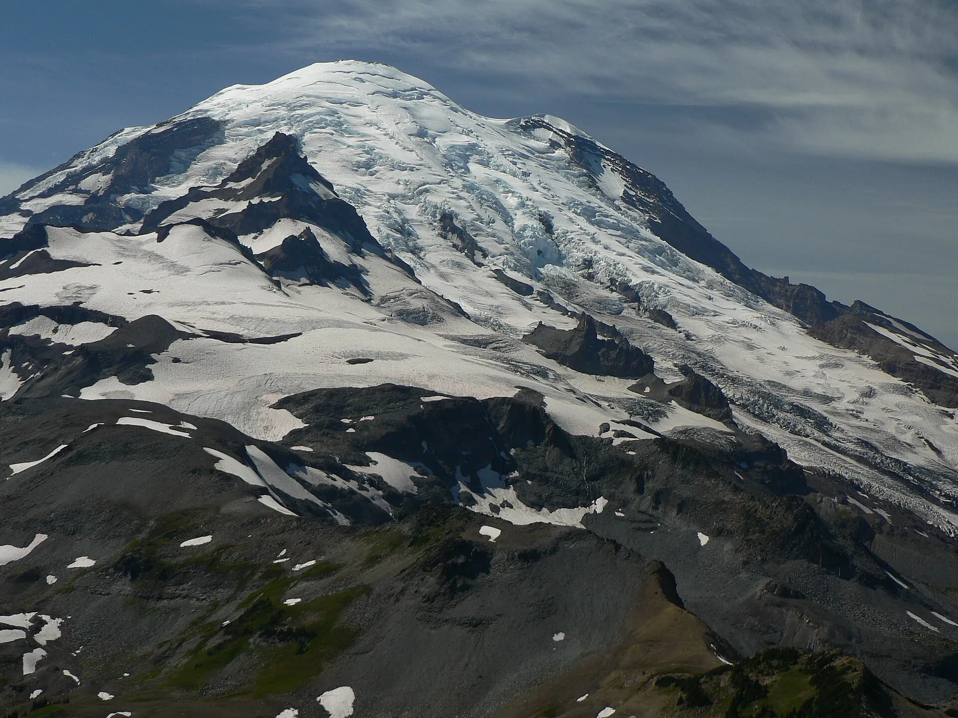 Die Gipfelzone des Mount Rainier aus der Nähe: Gletschereis mit Spalten und Eisbrüchen zwischen dunklen Felsrippen
