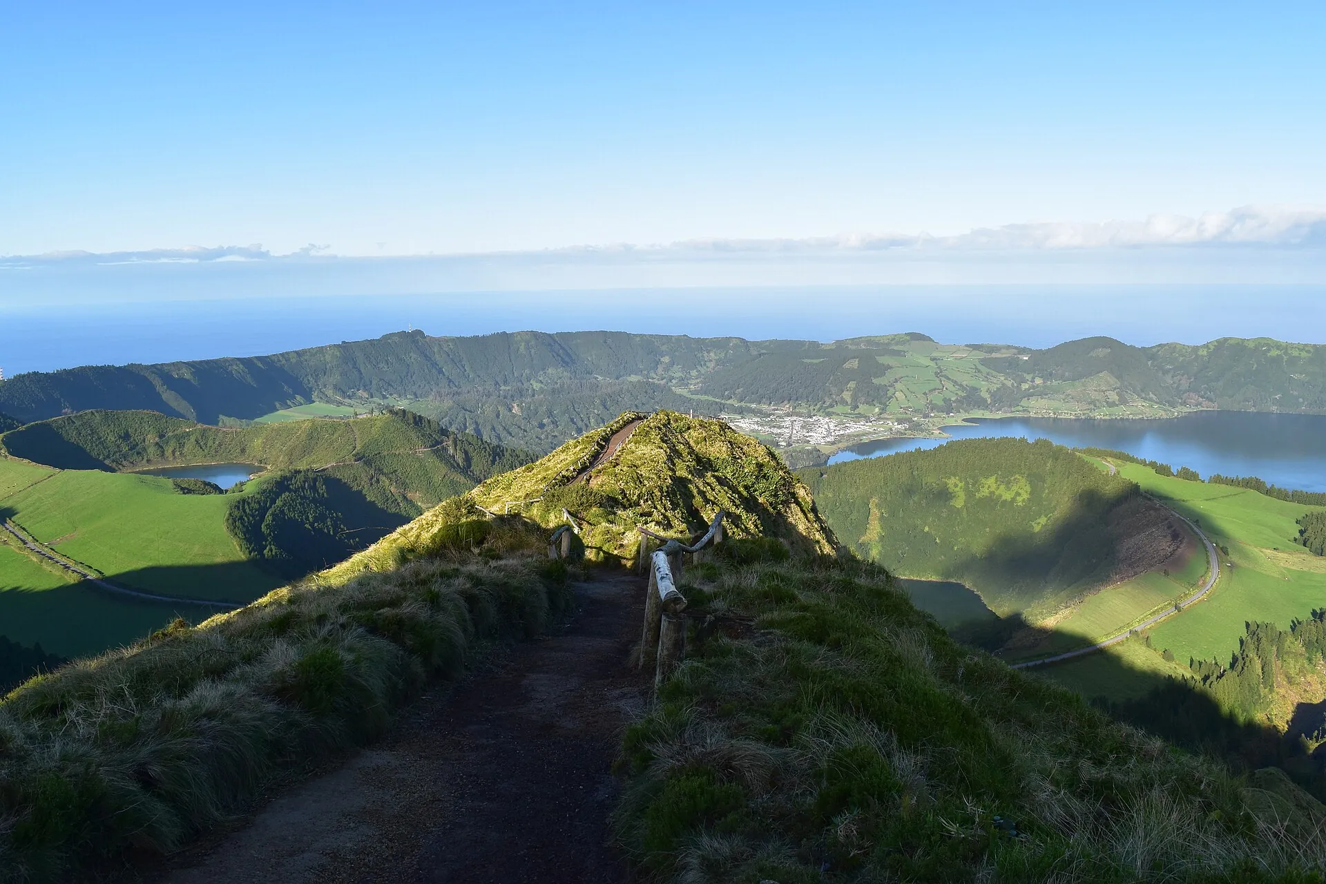 Der Kraterrandweg PR4SMI in Sete Cidades: ein schmaler Grasgrat, links der Kessel mit den Seen, rechts der Abhang zum Meer