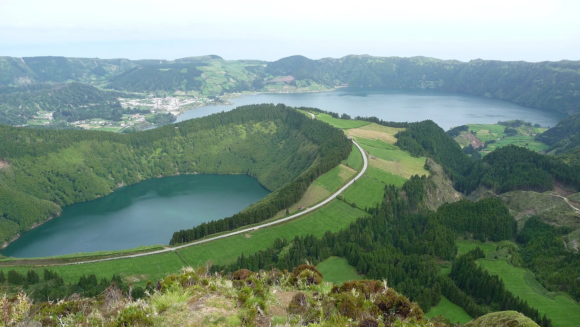 Die Lagoa de Santiago in ihrem kleinen Krater, dahinter die Lagoa Azul – Blick von der Boca do Inferno in Sete Cidades