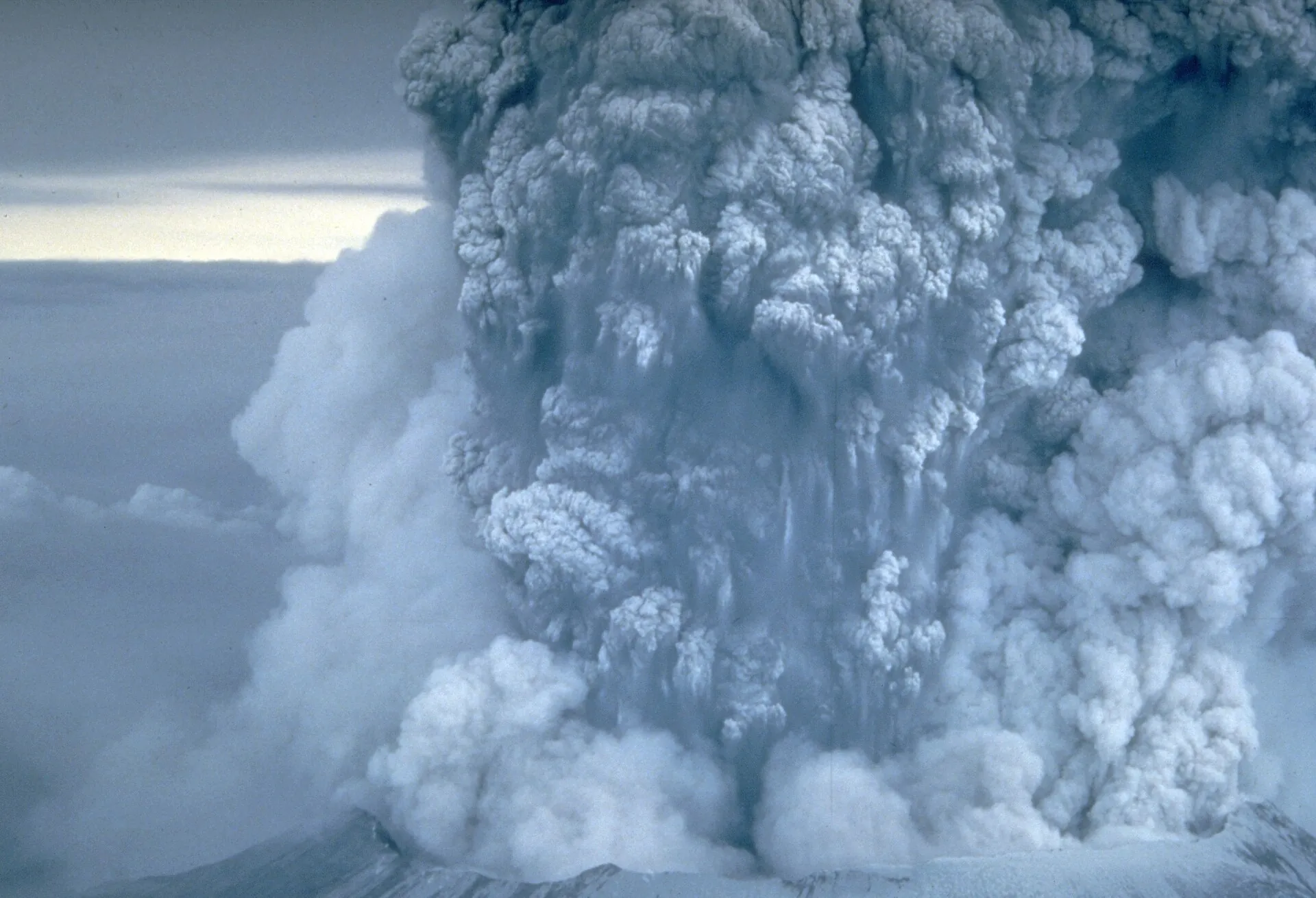 Die Eruptionssäule des Mount St. Helens am 18. Mai 1980: eine aufquellende graue Aschewolke über der Wolkendecke