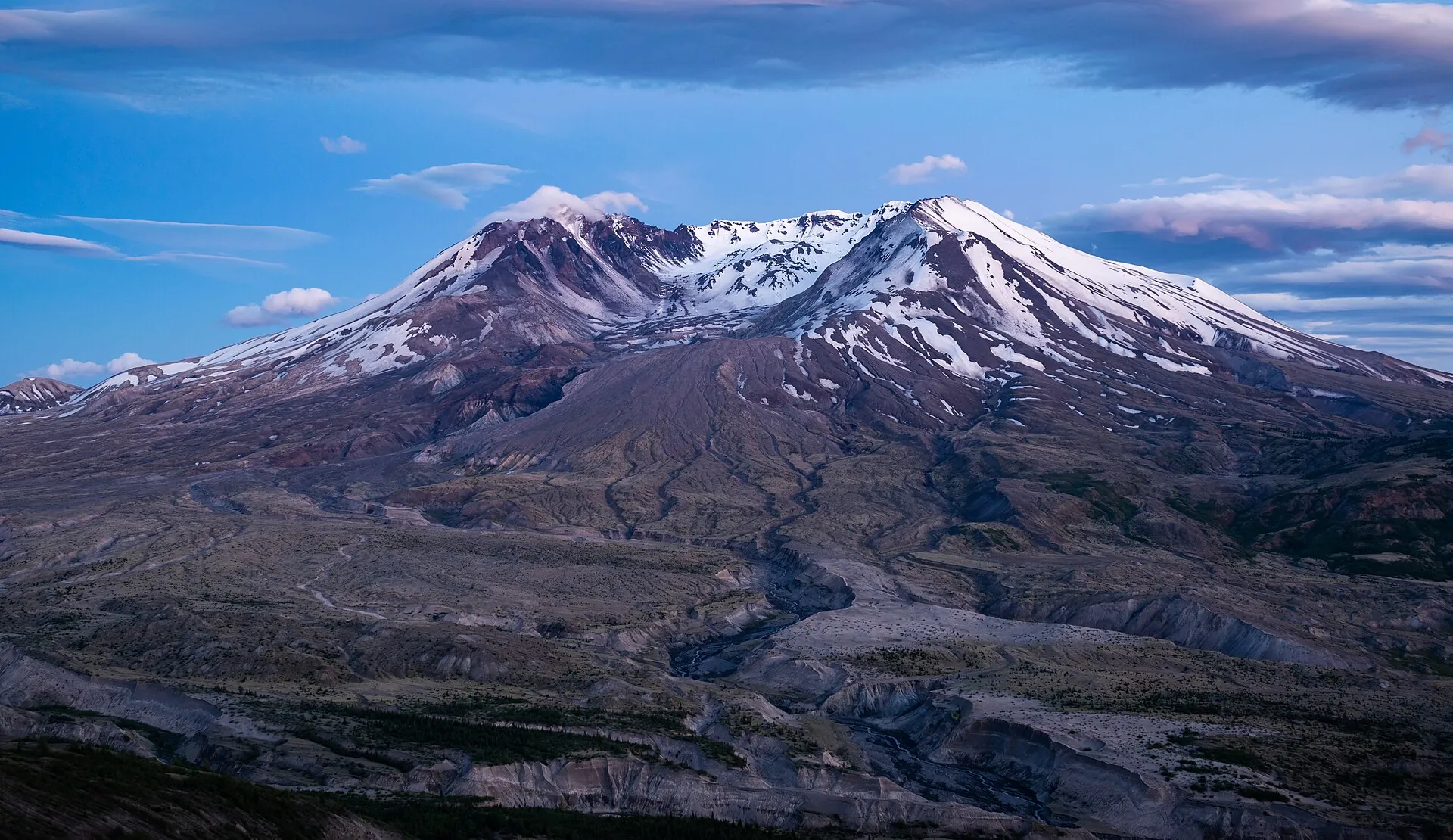 Mount St. Helens vom Johnston Ridge in der Abenddämmerung: der nach Norden offene Hufeisenkrater über der grauen Bimsebene