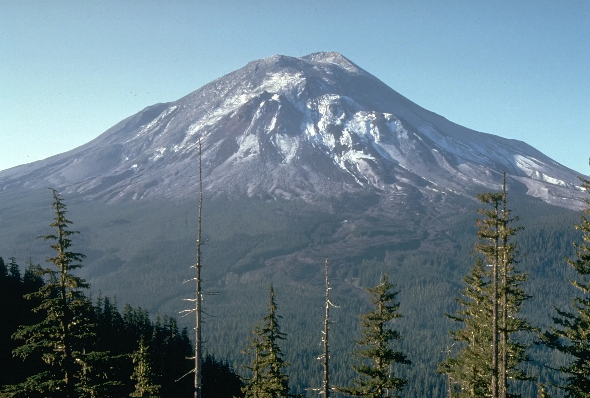 Mount St. Helens in Washington am 17. Mai 1980, einen Tag vor dem Ausbruch: ein ebenmäßiger, teils schneebedeckter Kegel über dunklem Nadelwald