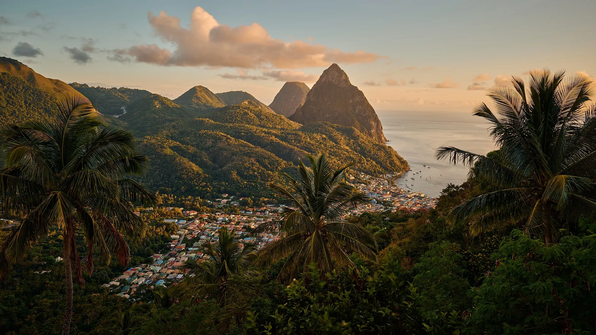 Abendstimmung über den Pitons von St. Lucia, die Silhouetten der beiden Kegel vor orangefarbenem Himmel