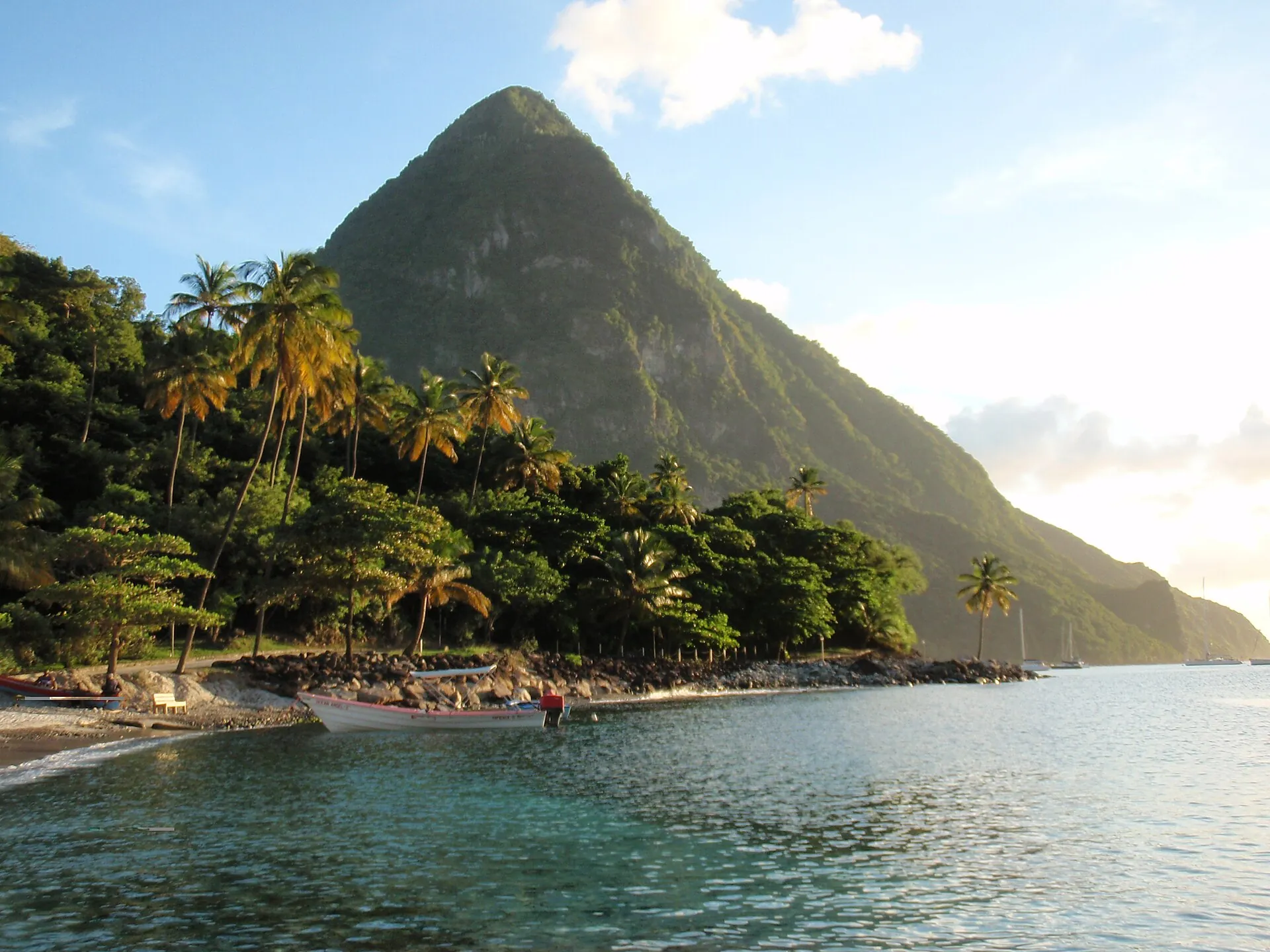 Der bewaldete Gros Piton auf St. Lucia steigt steil aus dem Meer, davor die Küste bei Soufrière