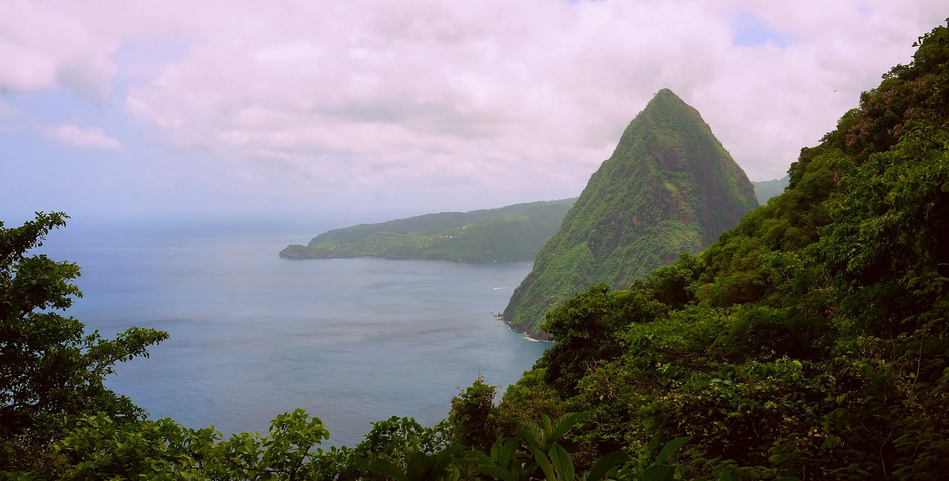 Blick vom Gros Piton über die Wälder auf den Petit Piton und die Küste von St. Lucia