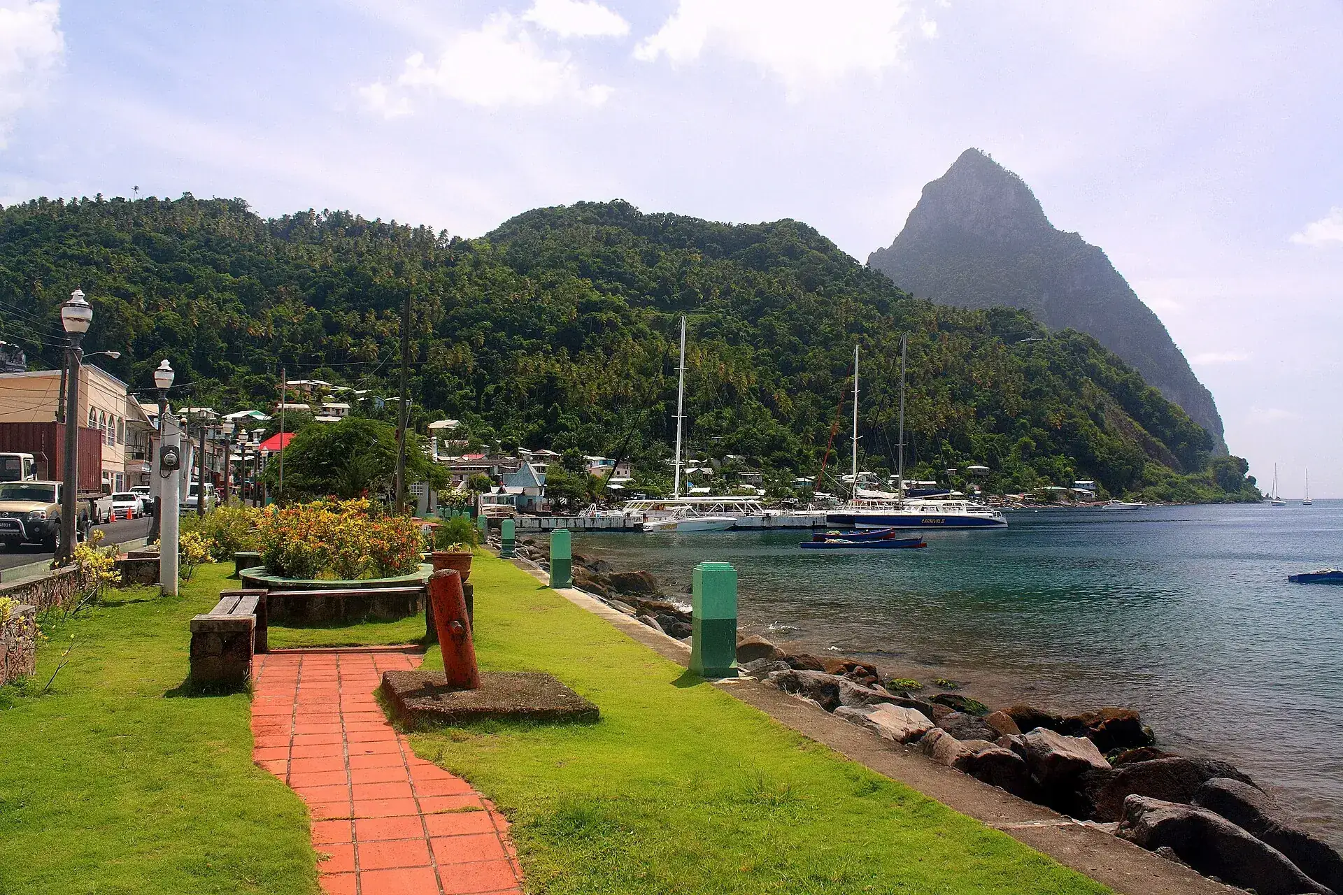 Die Bucht von Soufrière auf St. Lucia mit bunten Booten, dahinter der steile Kegel des Petit Piton
