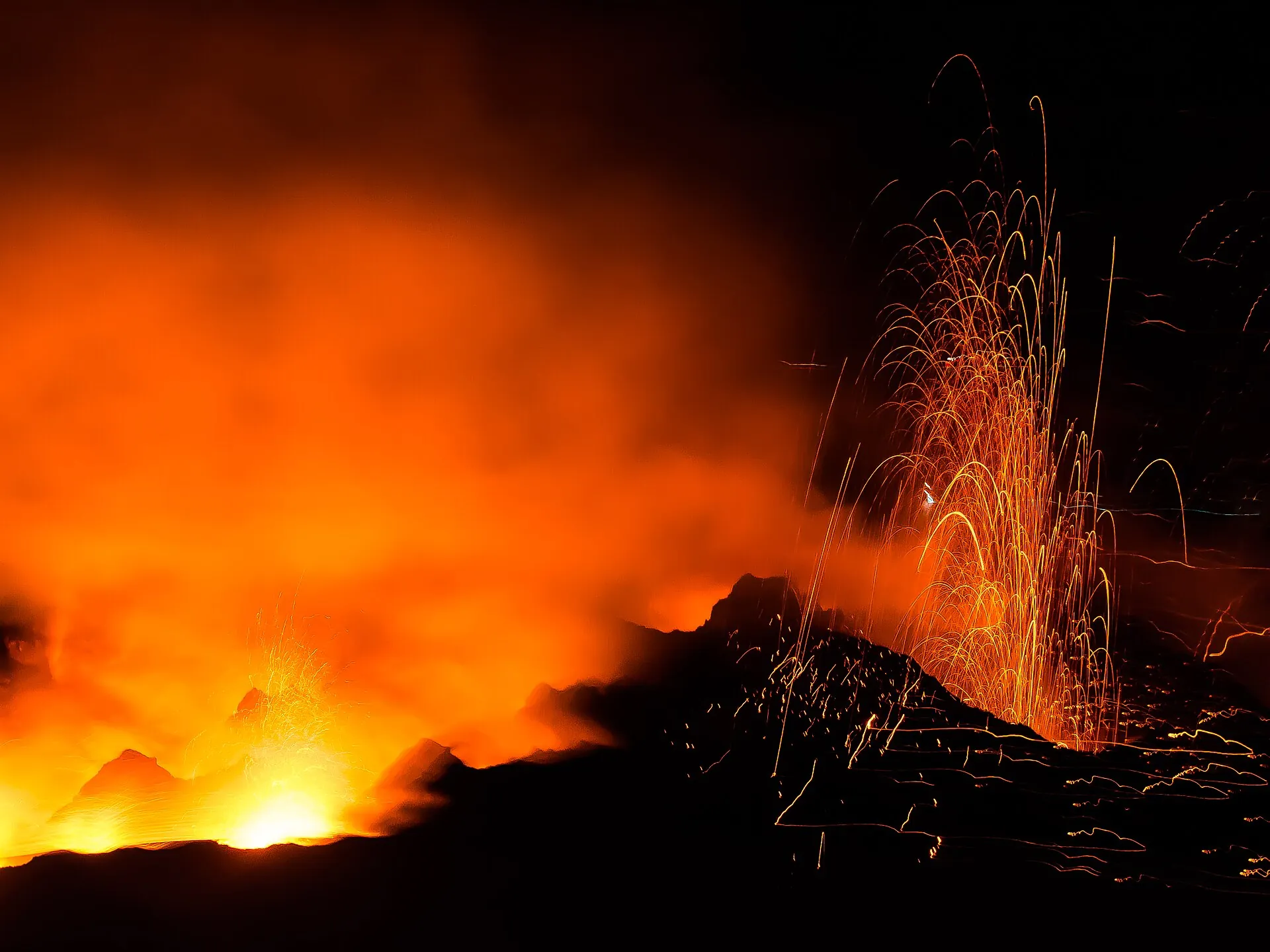 Ausbruch am Stromboli bei Nacht