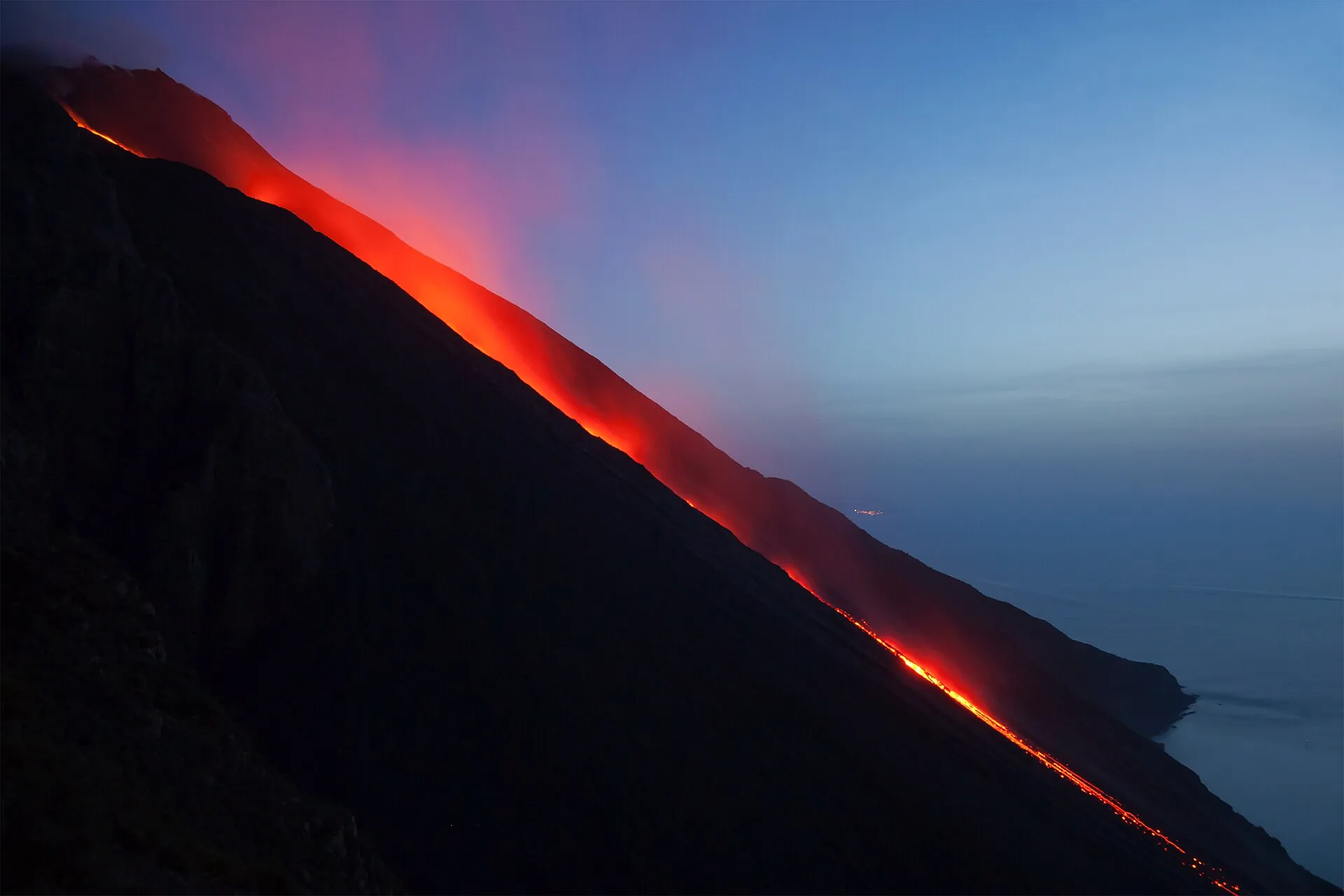 Die Sciara del Fuoco am Stromboli in der Dämmerung mit glühendem Lavastrom