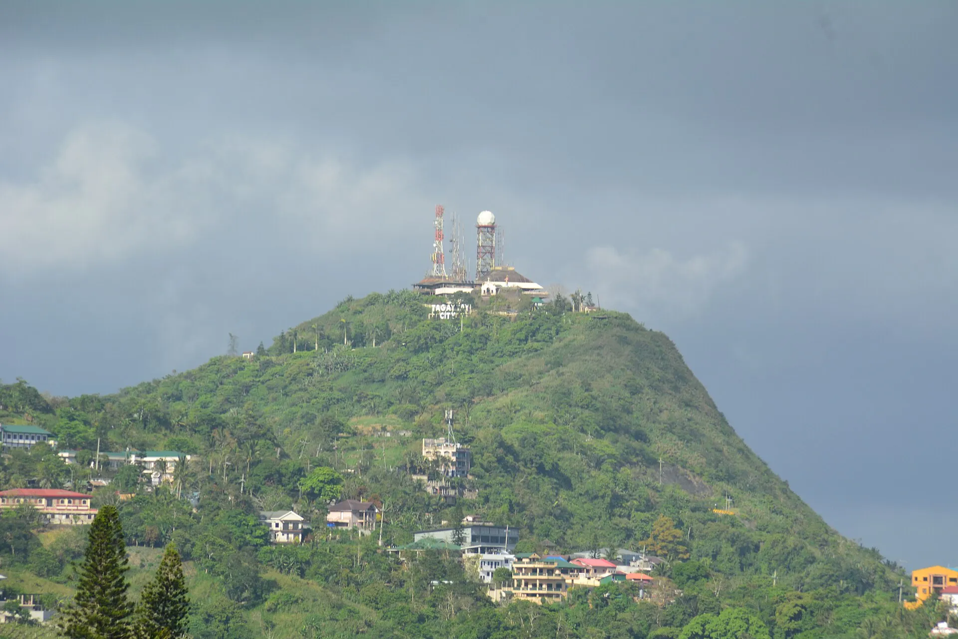 Der bewaldete Mount Sungay mit dem unvollendeten Palast des People's Park in the Sky auf dem Gipfel, vom Picnic Grove aus gesehen