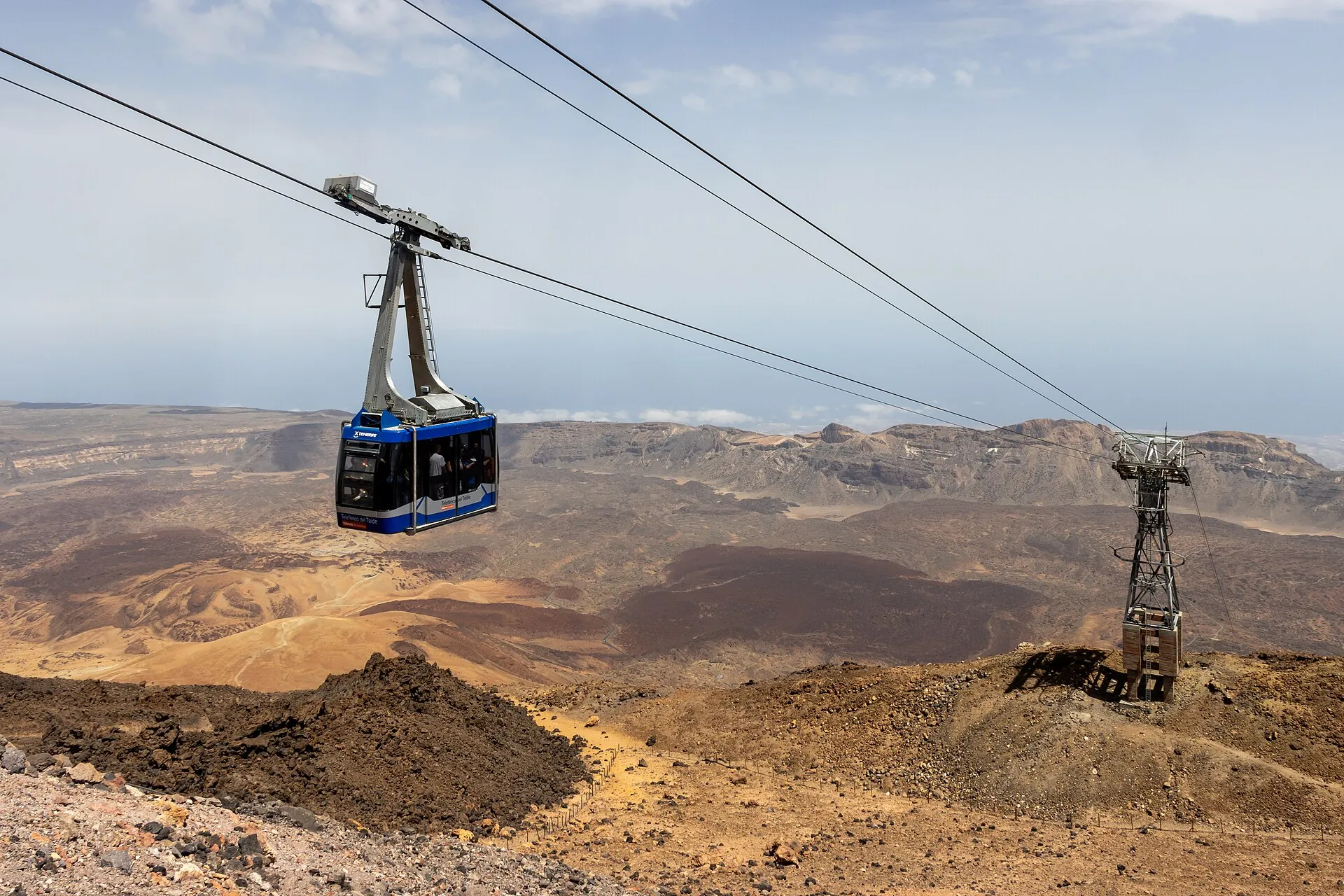 Eine Gondel der Teide-Seilbahn schwebt über die ockerfarbene Vulkanlandschaft