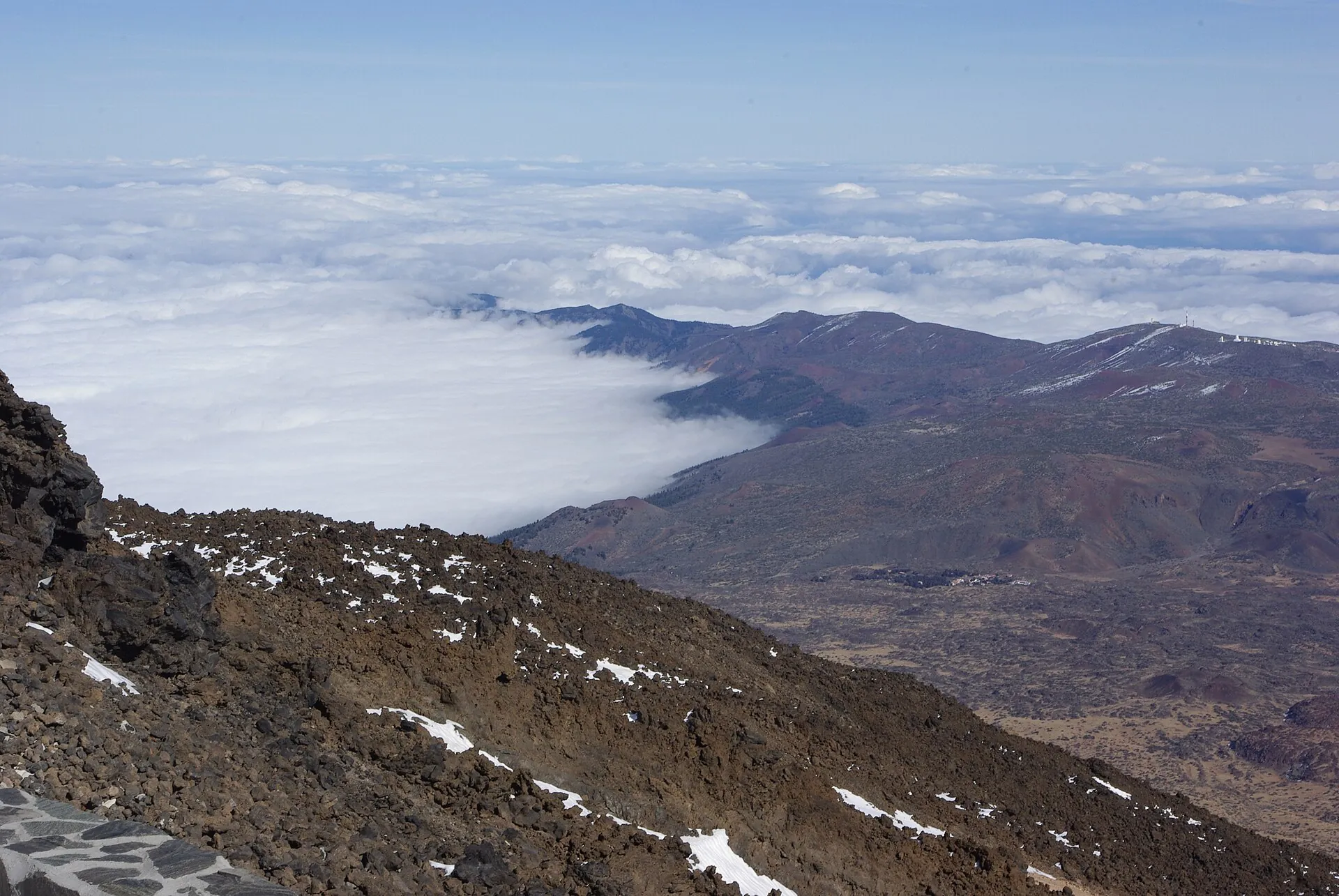 Blick von der Bergstation der Teide-Seilbahn über die Caldera de las Cañadas und ein Wolkenmeer