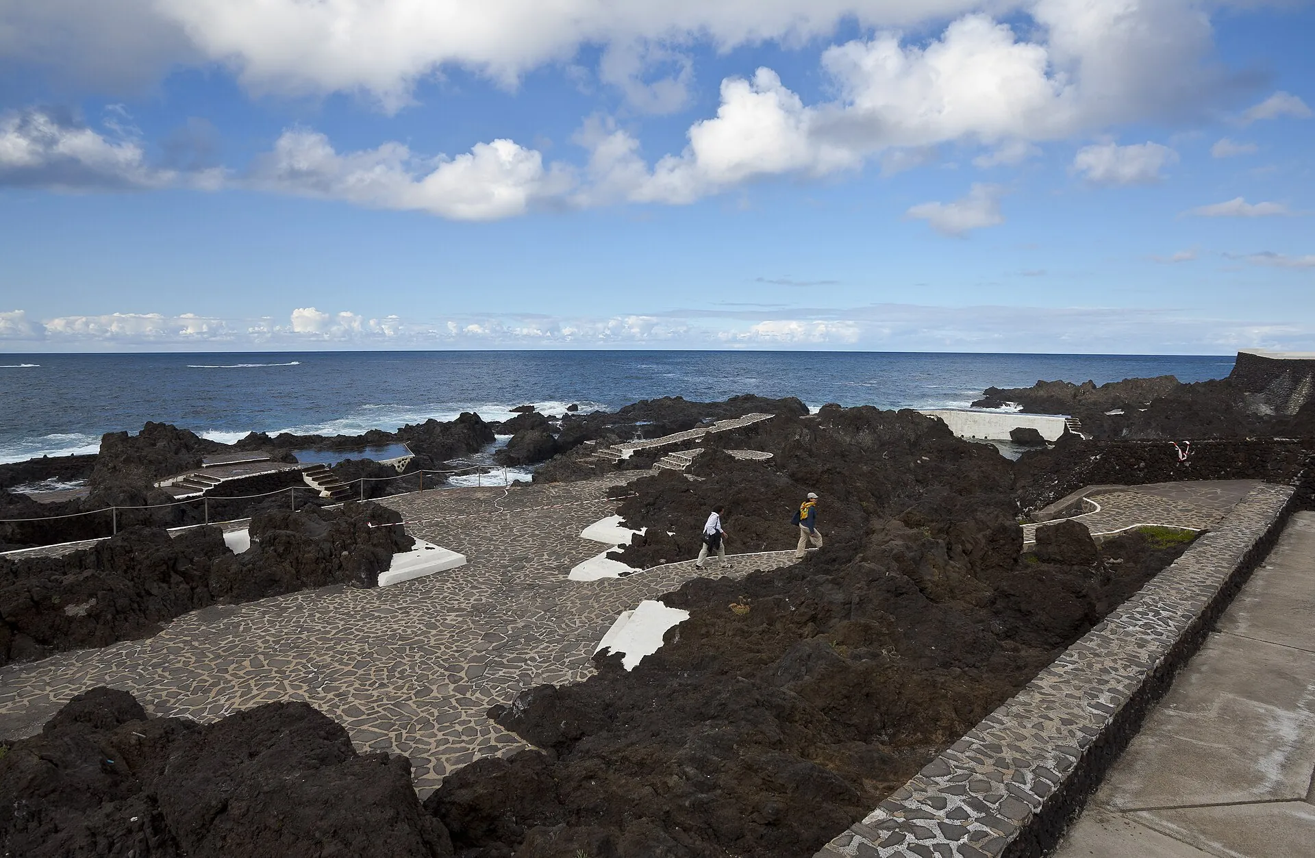 Die Naturbecken El Caletón in den schwarzen Lavafelsen von Garachico bei blauem Himmel