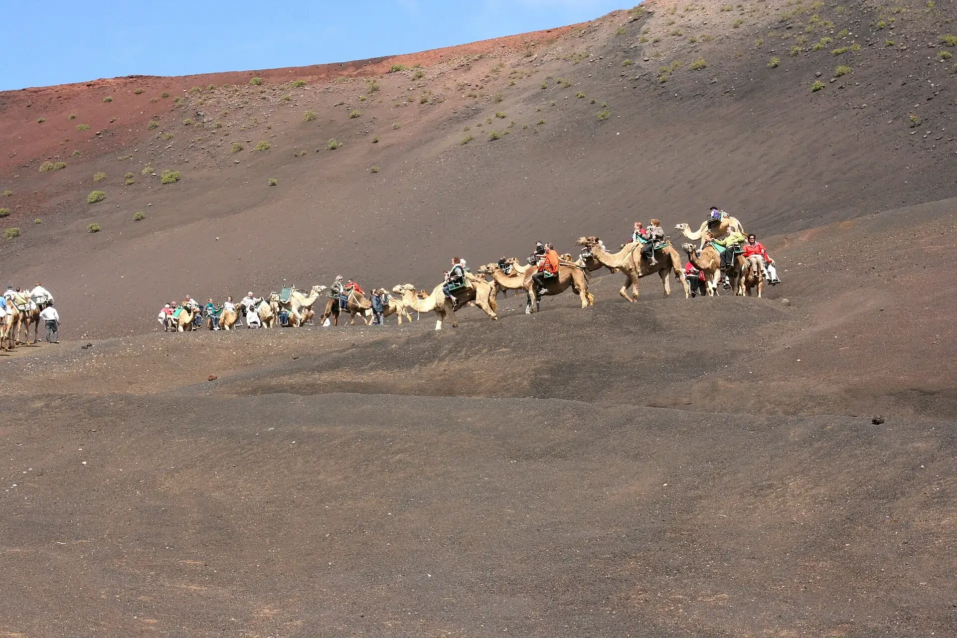 Familien und Besucher beim Dromedarritt am Echadero de los Camellos im Nationalpark Timanfaya – Vulkane mit Kindern auf Lanzarote