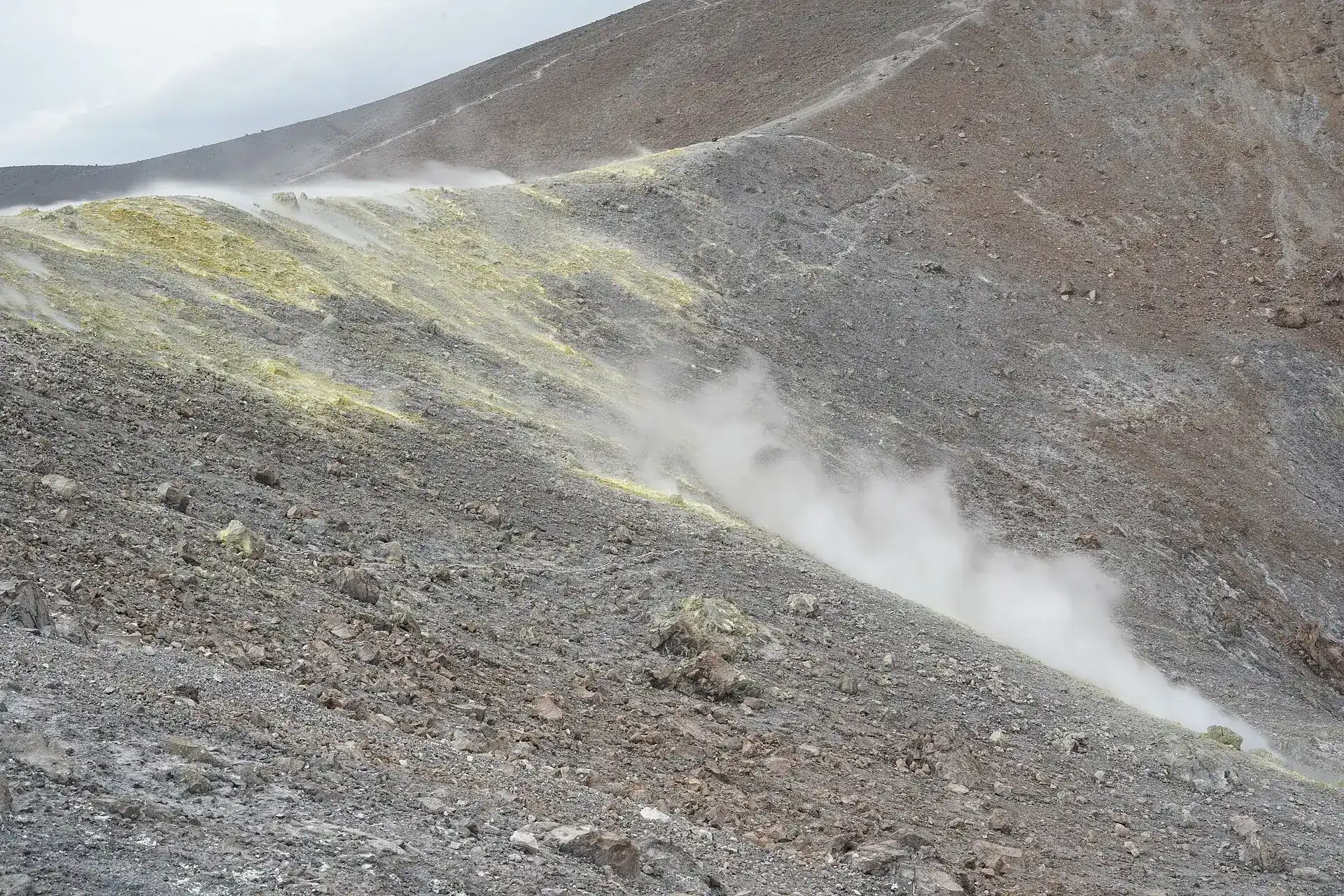 Fumarolen am Kraterrand von Vulcano: weißer Dampf über schwefelgelbem Gestein
