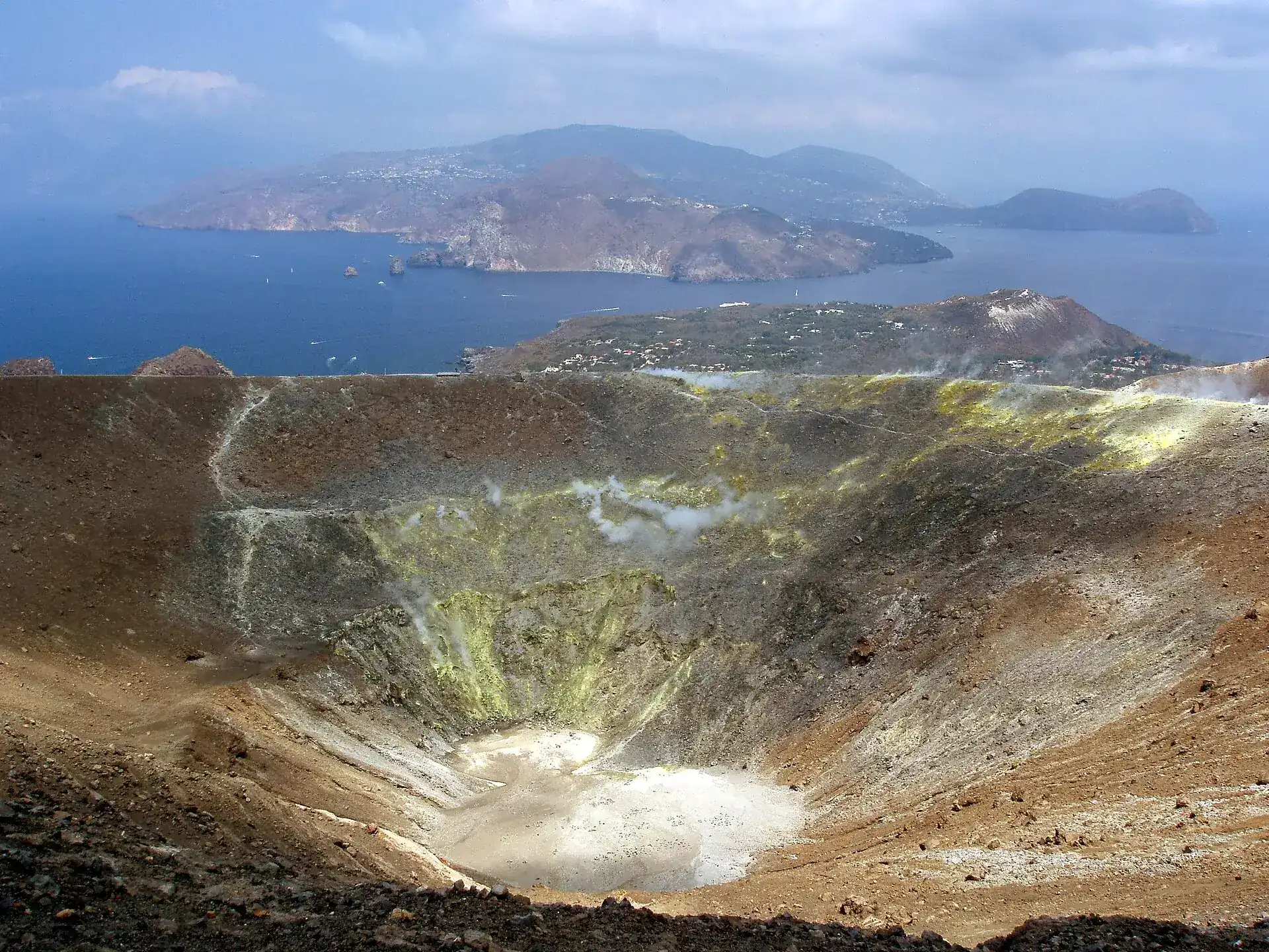 Blick vom Kraterrand des Gran Cratere über die Meerenge nach Lipari