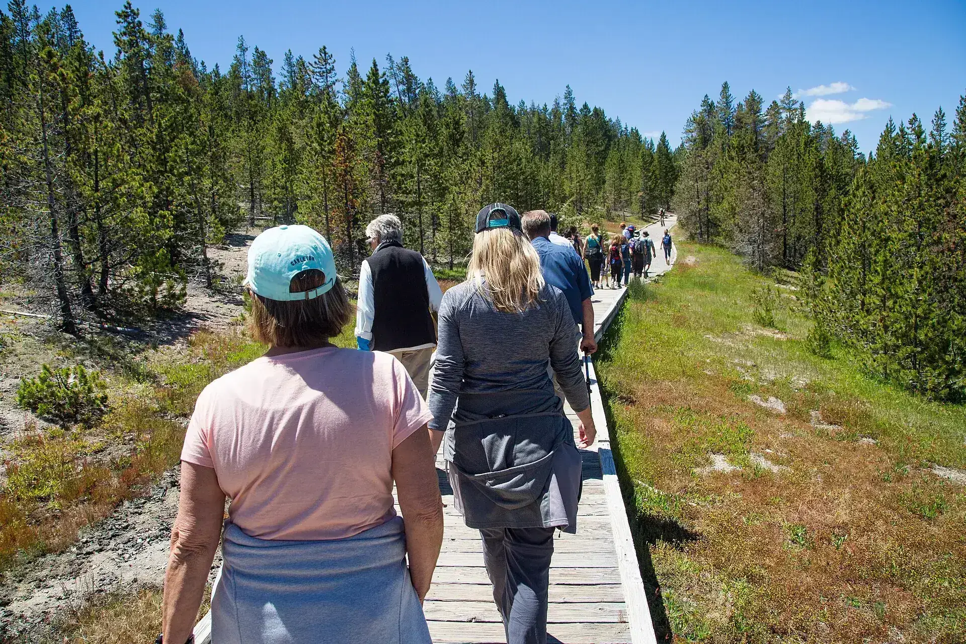 Besucher mit Kindern auf dem Bohlenweg im Norris Geyser Basin, Yellowstone – Vulkane mit Kindern ohne Anstieg, unter 16 frei